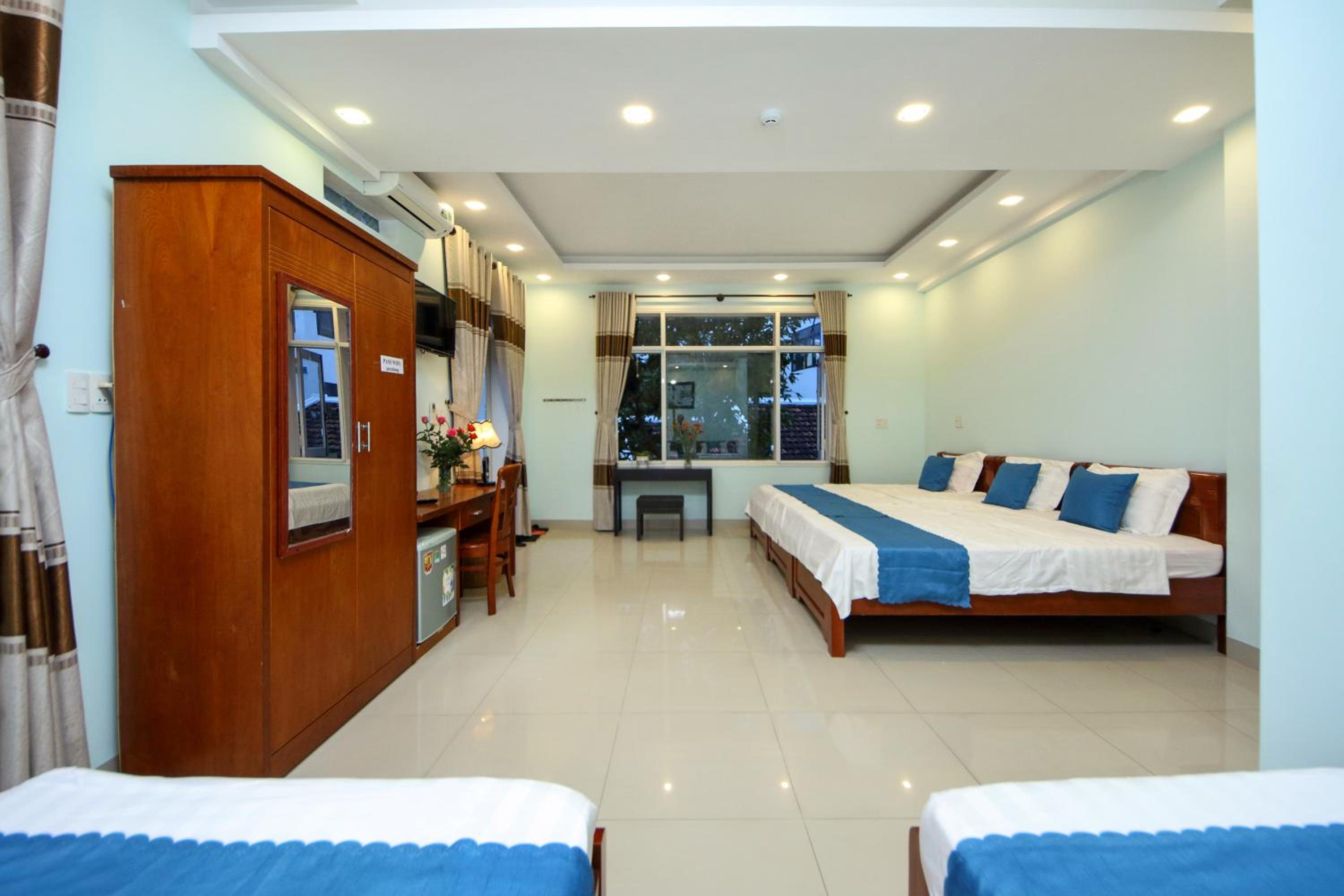 Family Room with Balcony photo 2