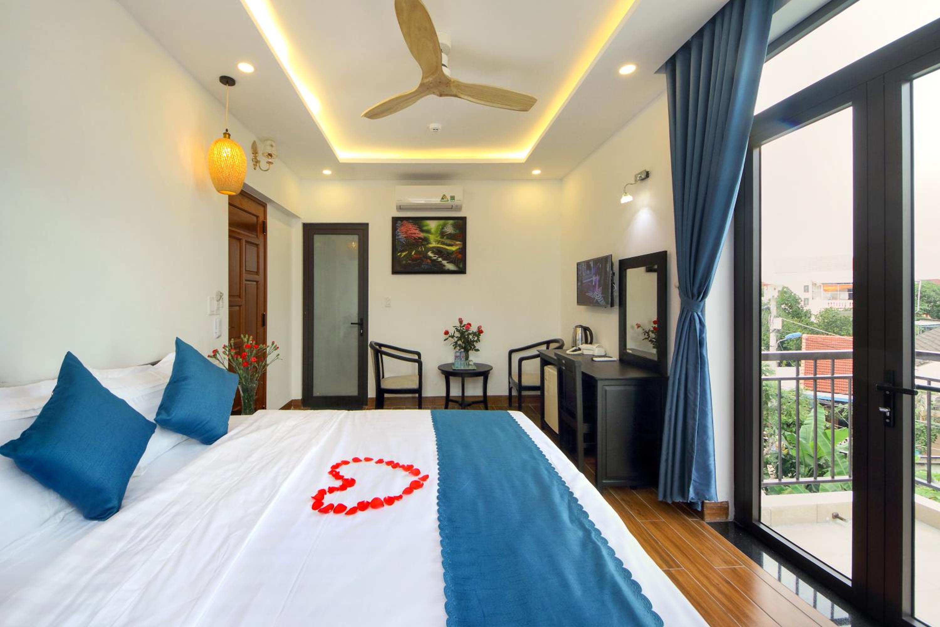 Deluxe Double Room with Balcony photo 3