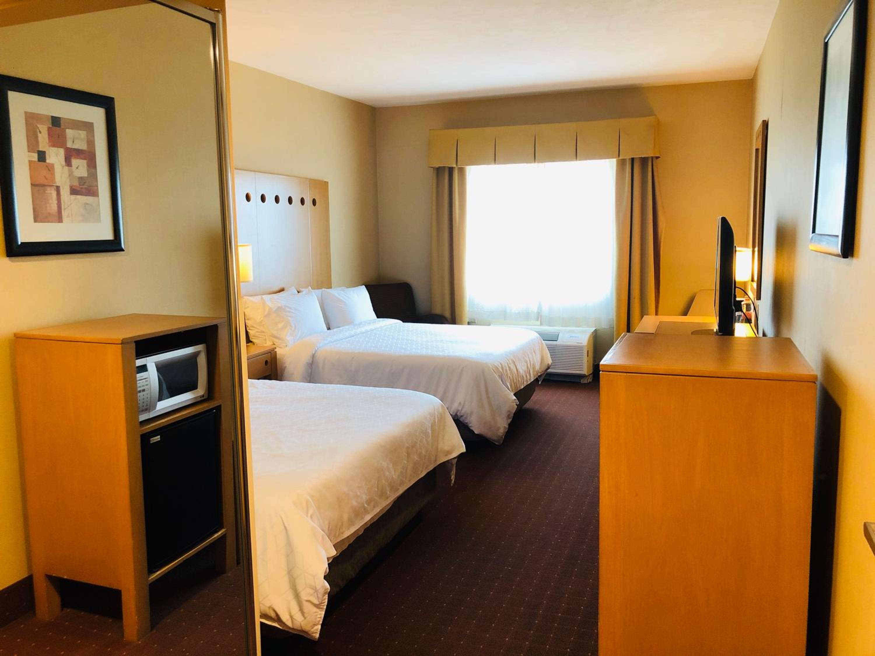Standard Room with Two Queen Beds - Photo 2