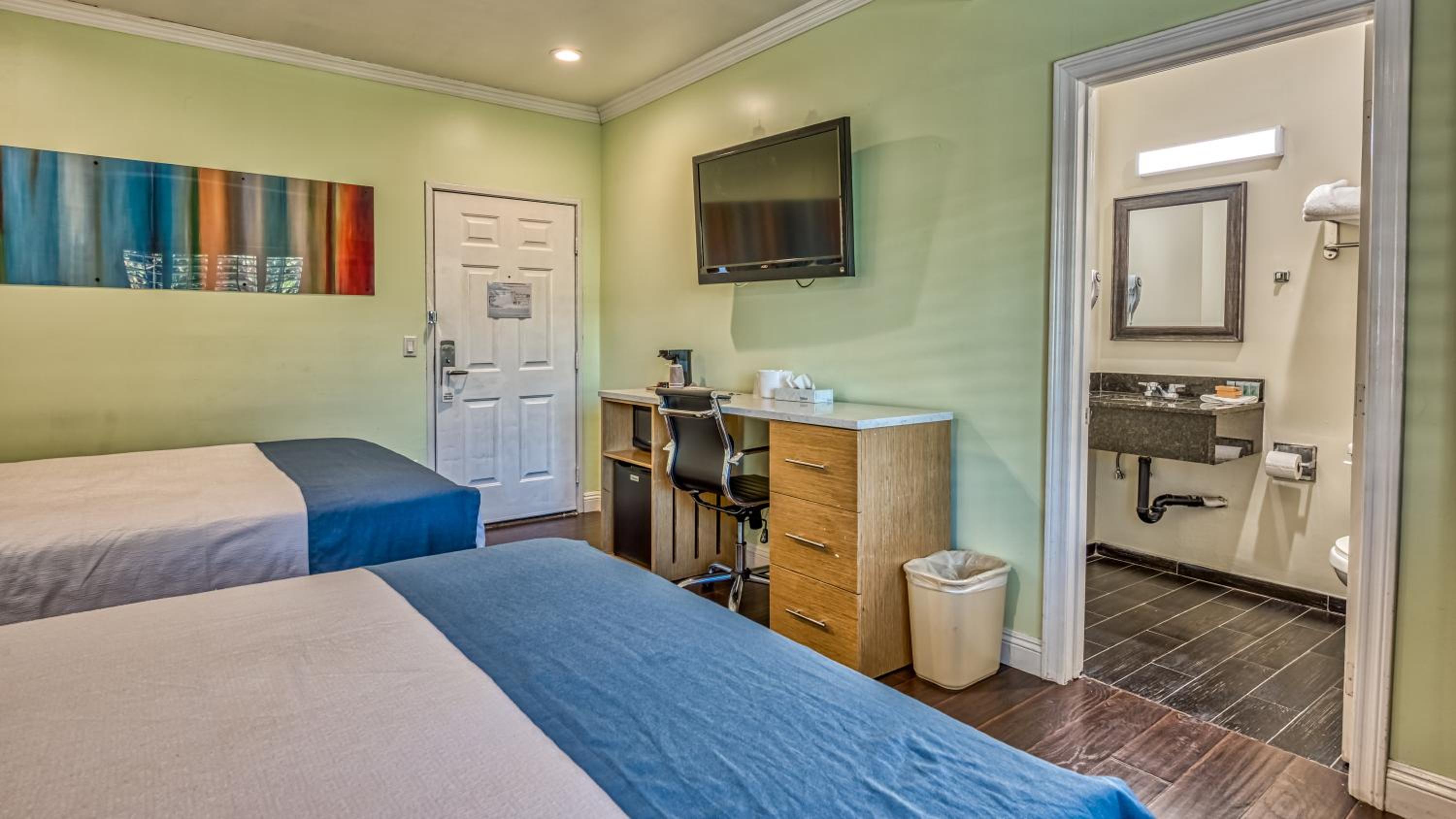 Deluxe Queen Room with Two Queen Beds photo 1