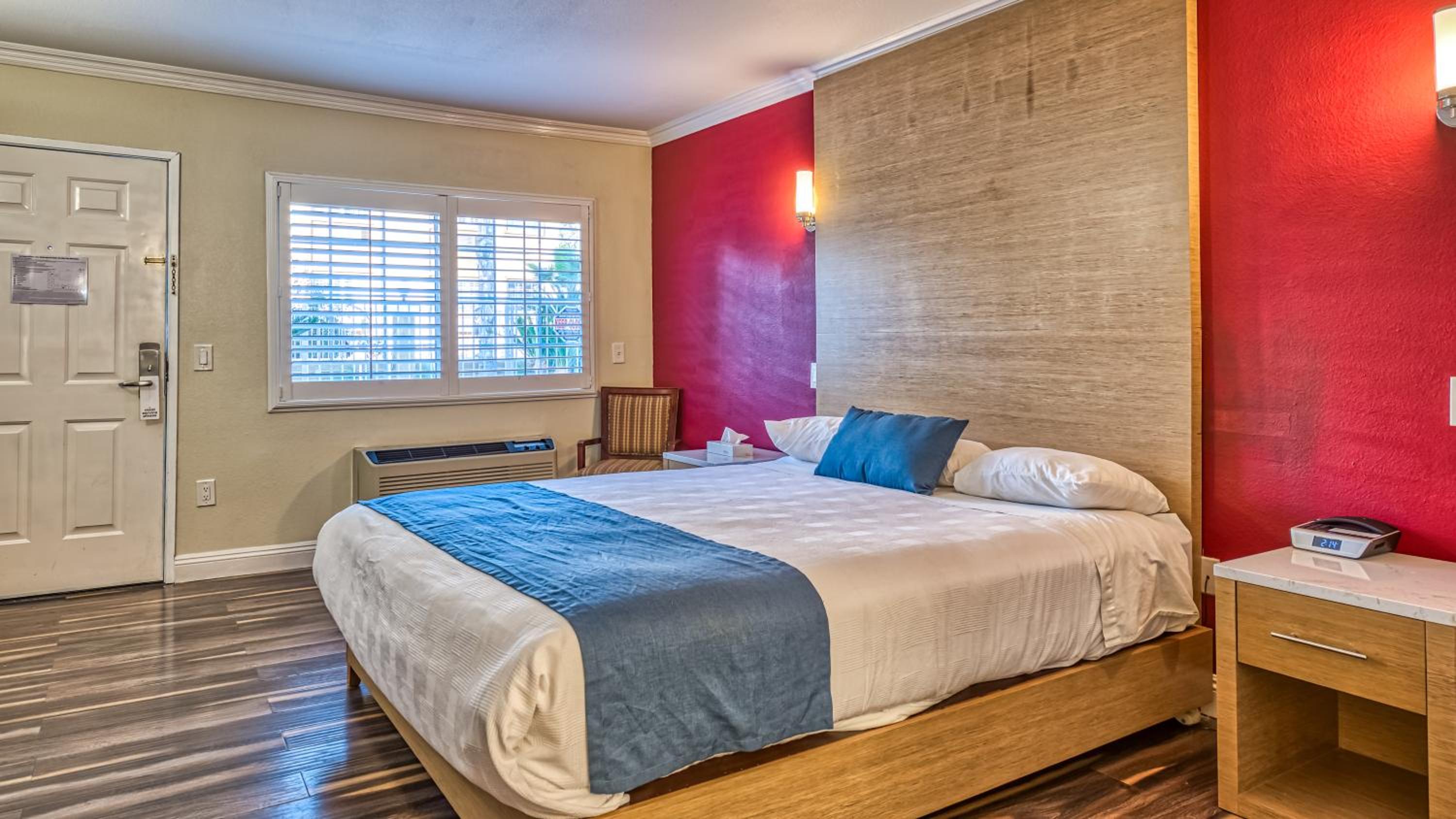 Deluxe King Room photo 1