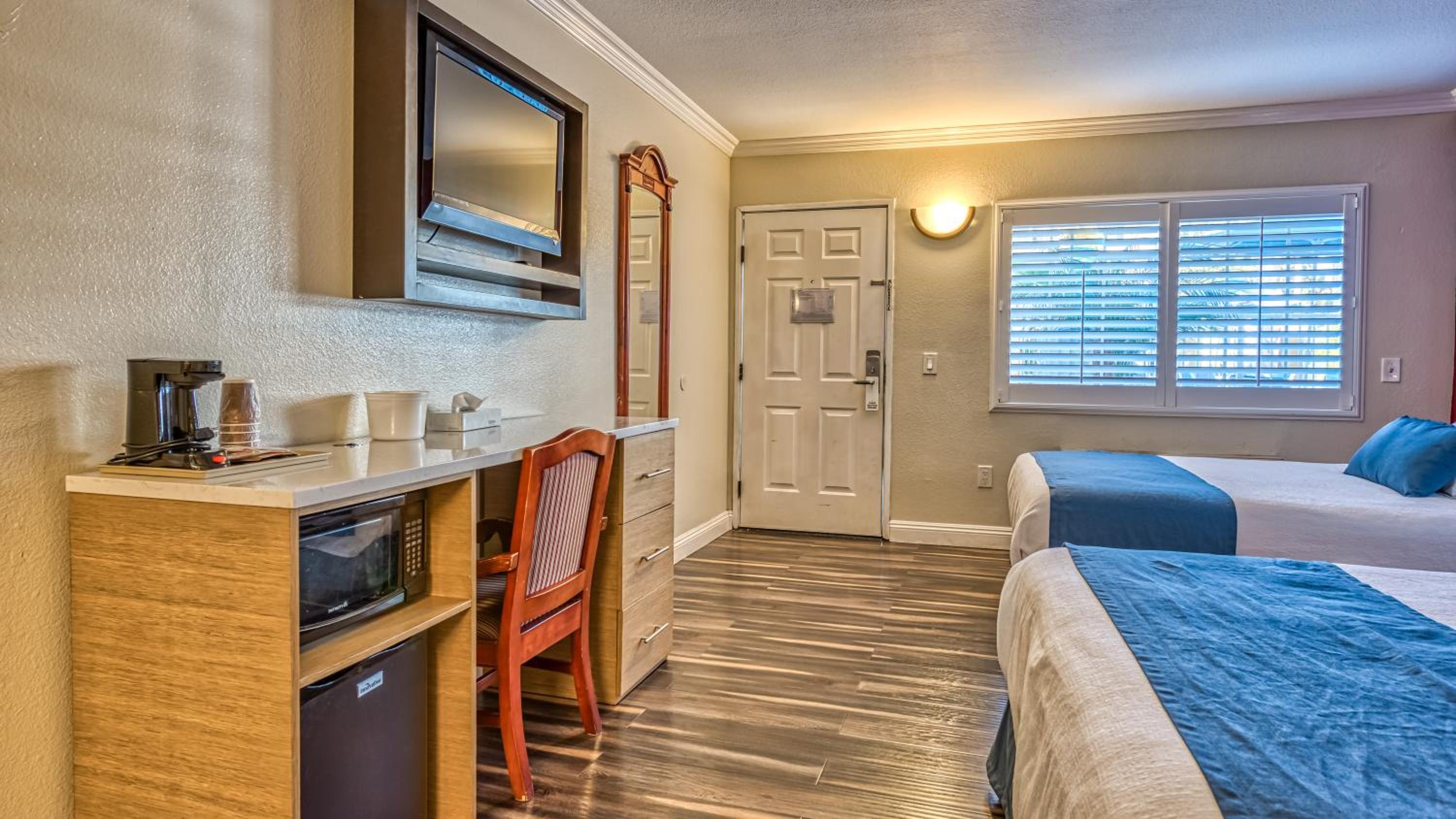 Superior Queen Room with Two Queen Beds photo 3