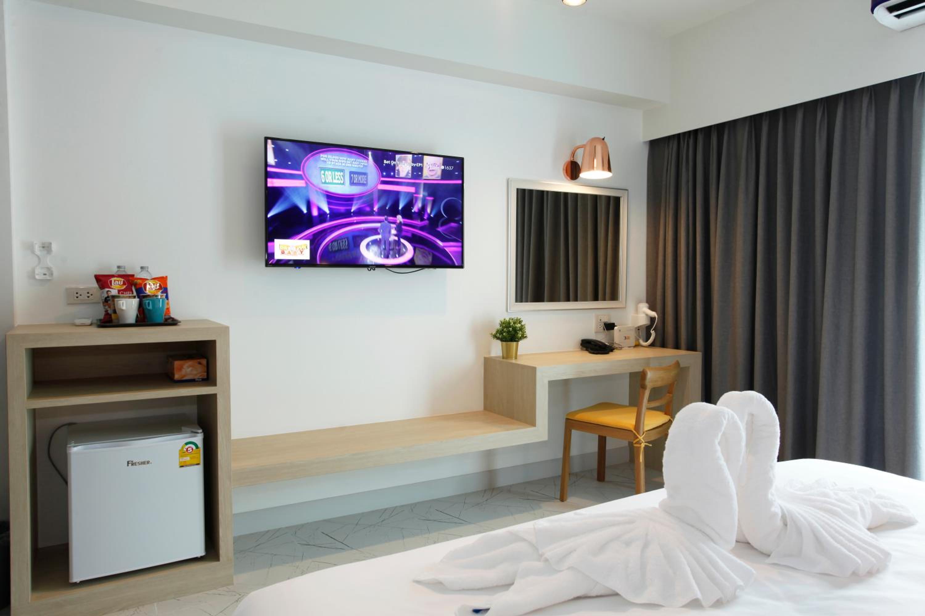 King Room with Balcony - Photo 5