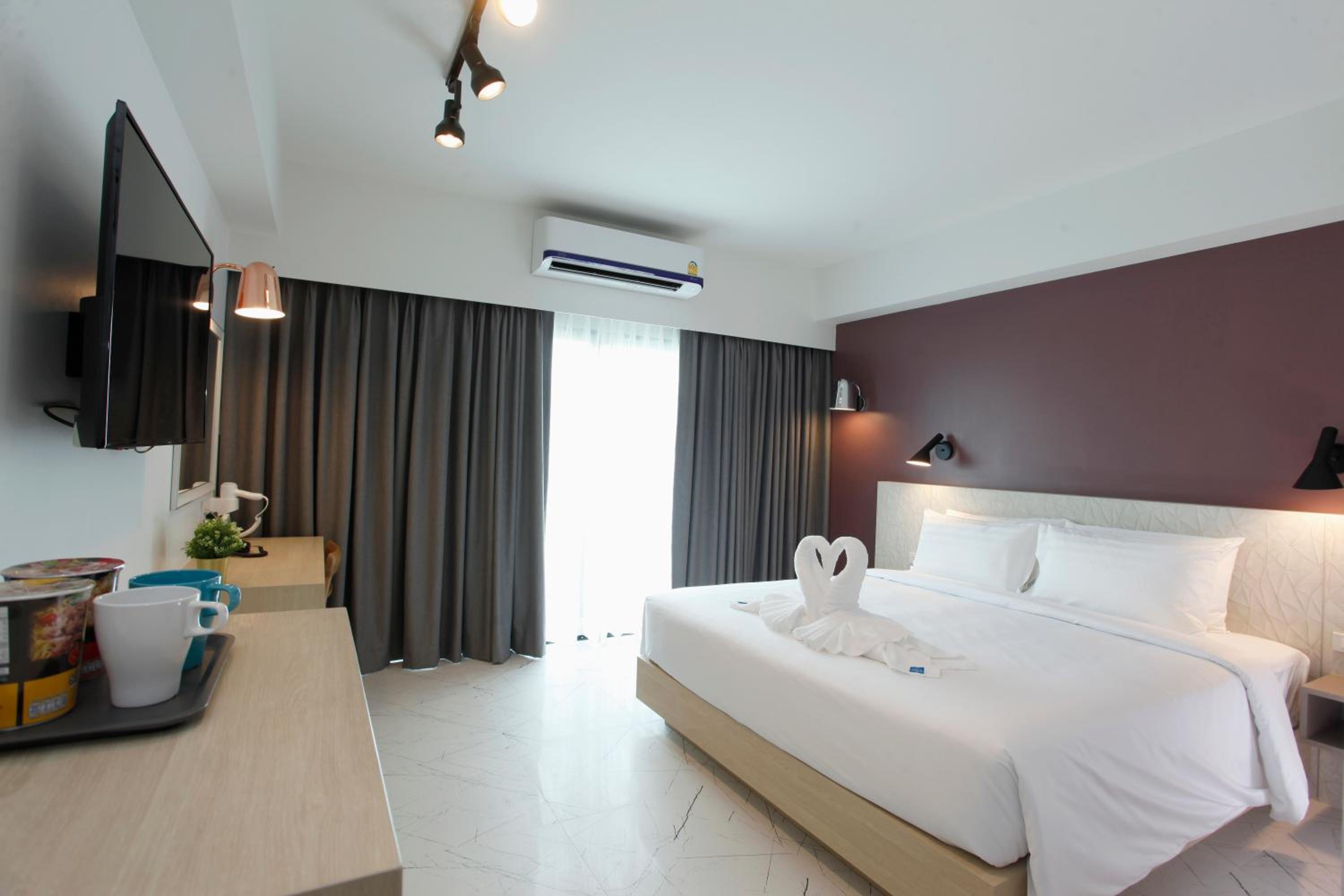 King Room with Balcony - Photo 3
