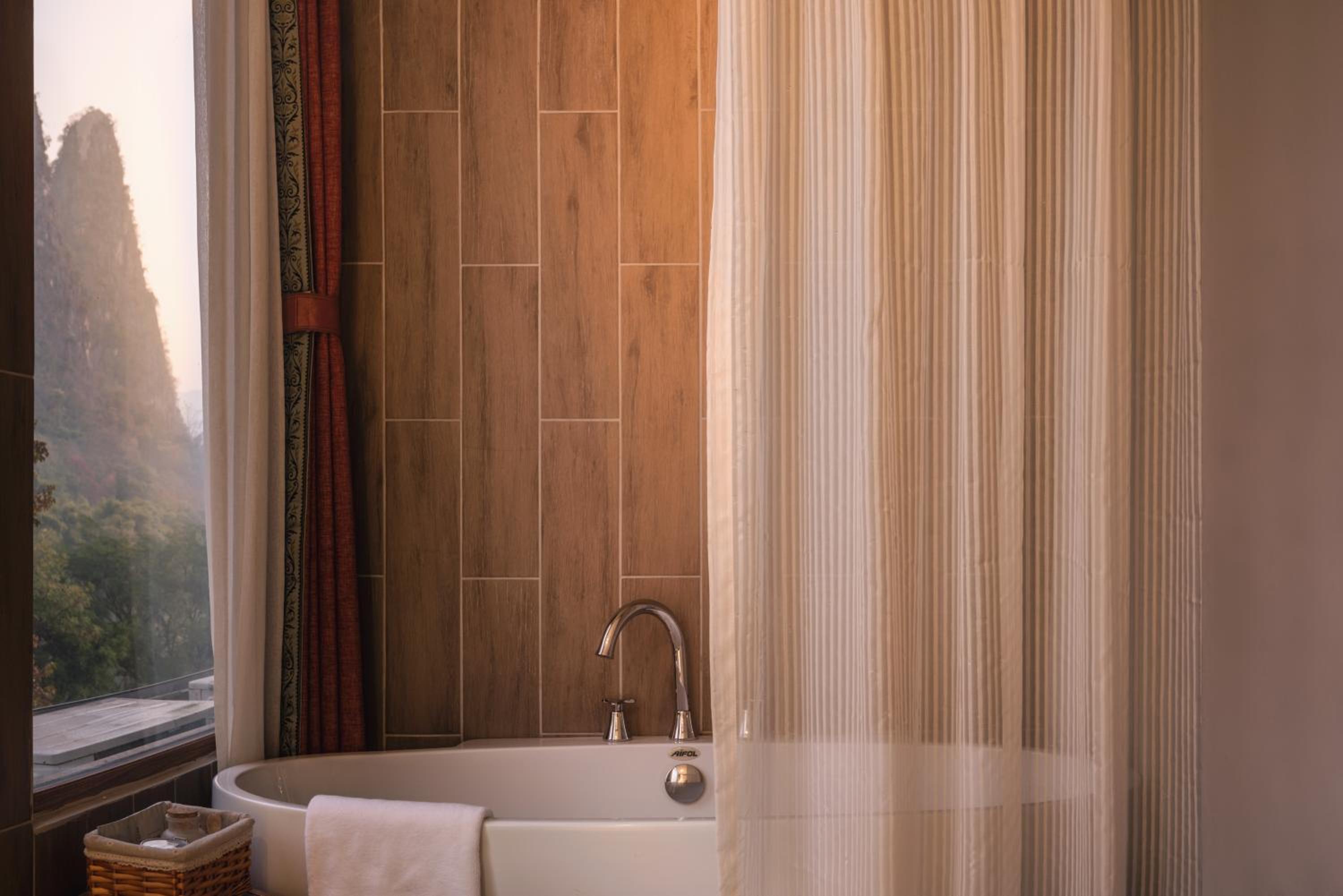 Deluxe Family Queen Room with River View & with Bathtub