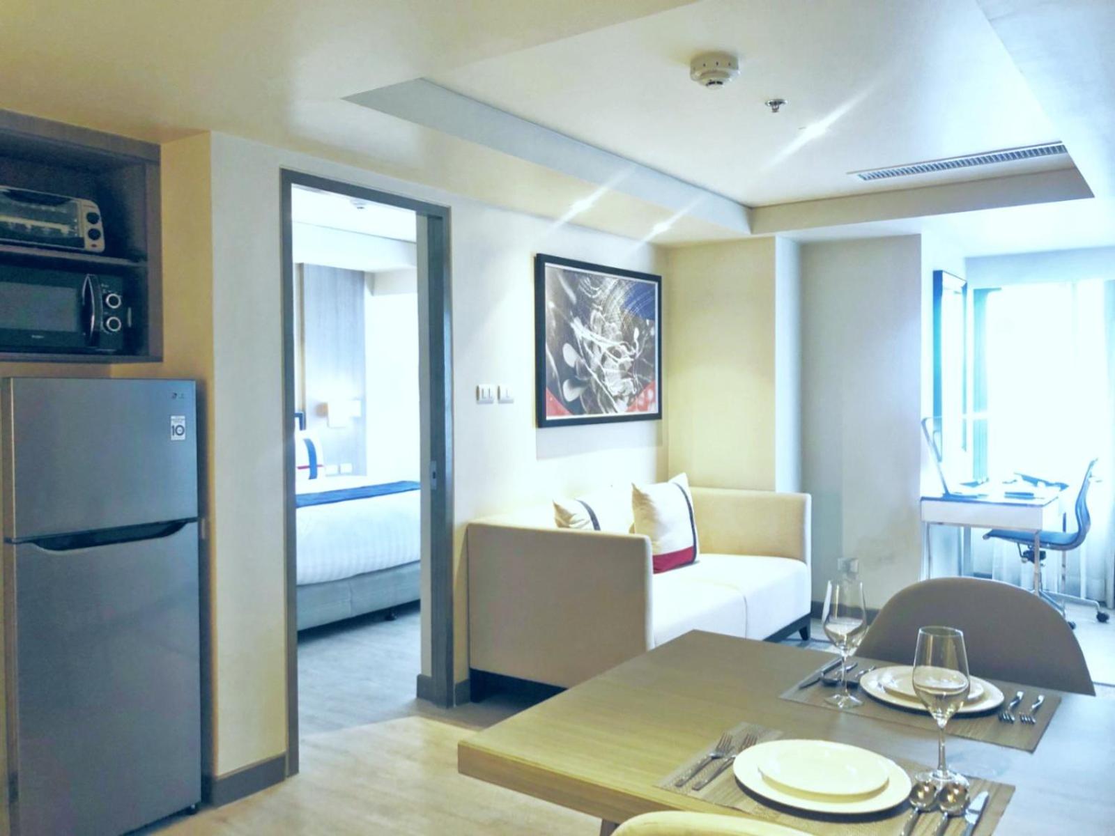 1 King Bed, One-Bedroom Apartment with Kitchenette, Washer-Dryer and Living Area - Photo 4