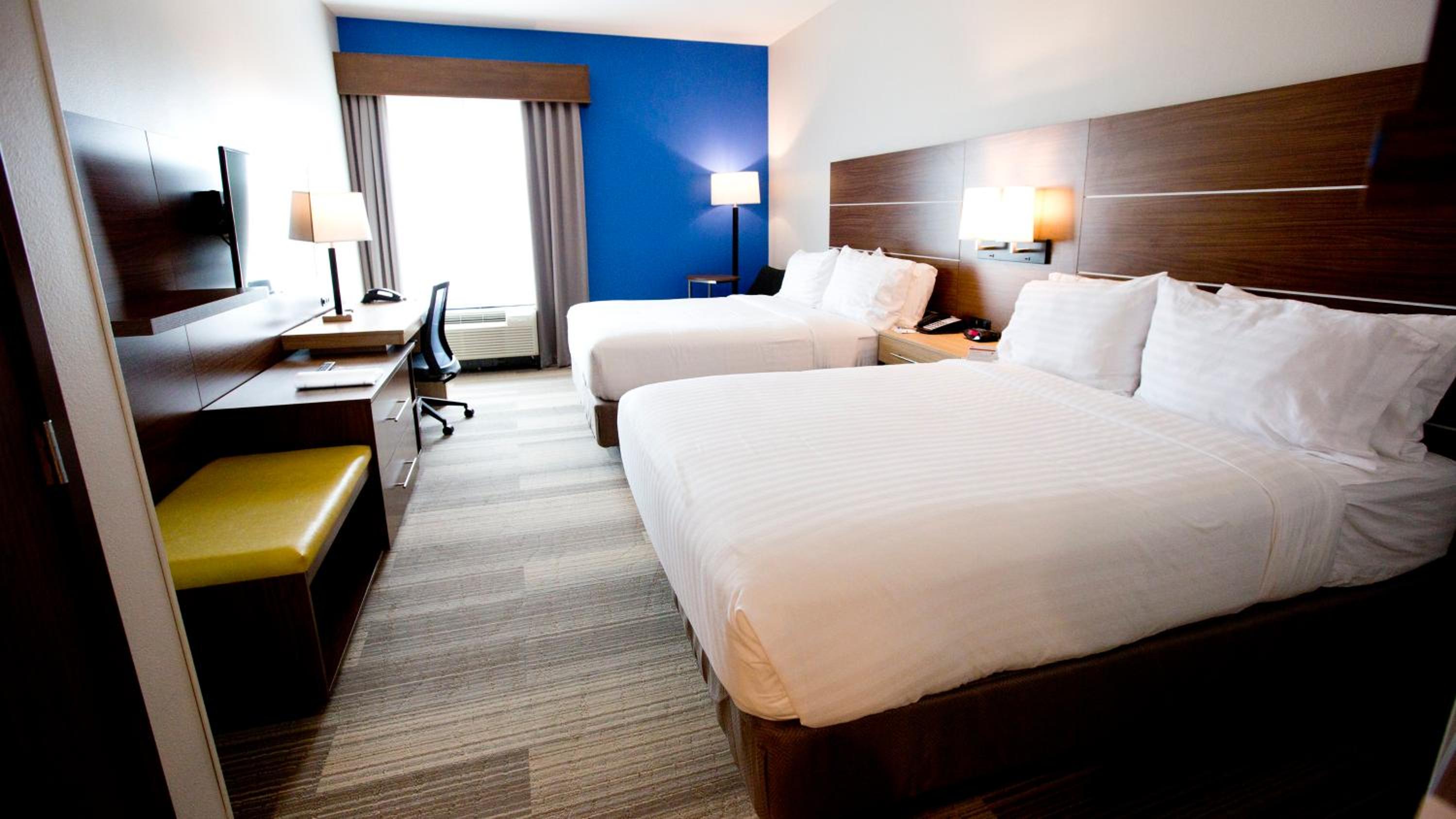 Queen Room with Two Queen Beds - Disability Access/Non-Smoking photo 2