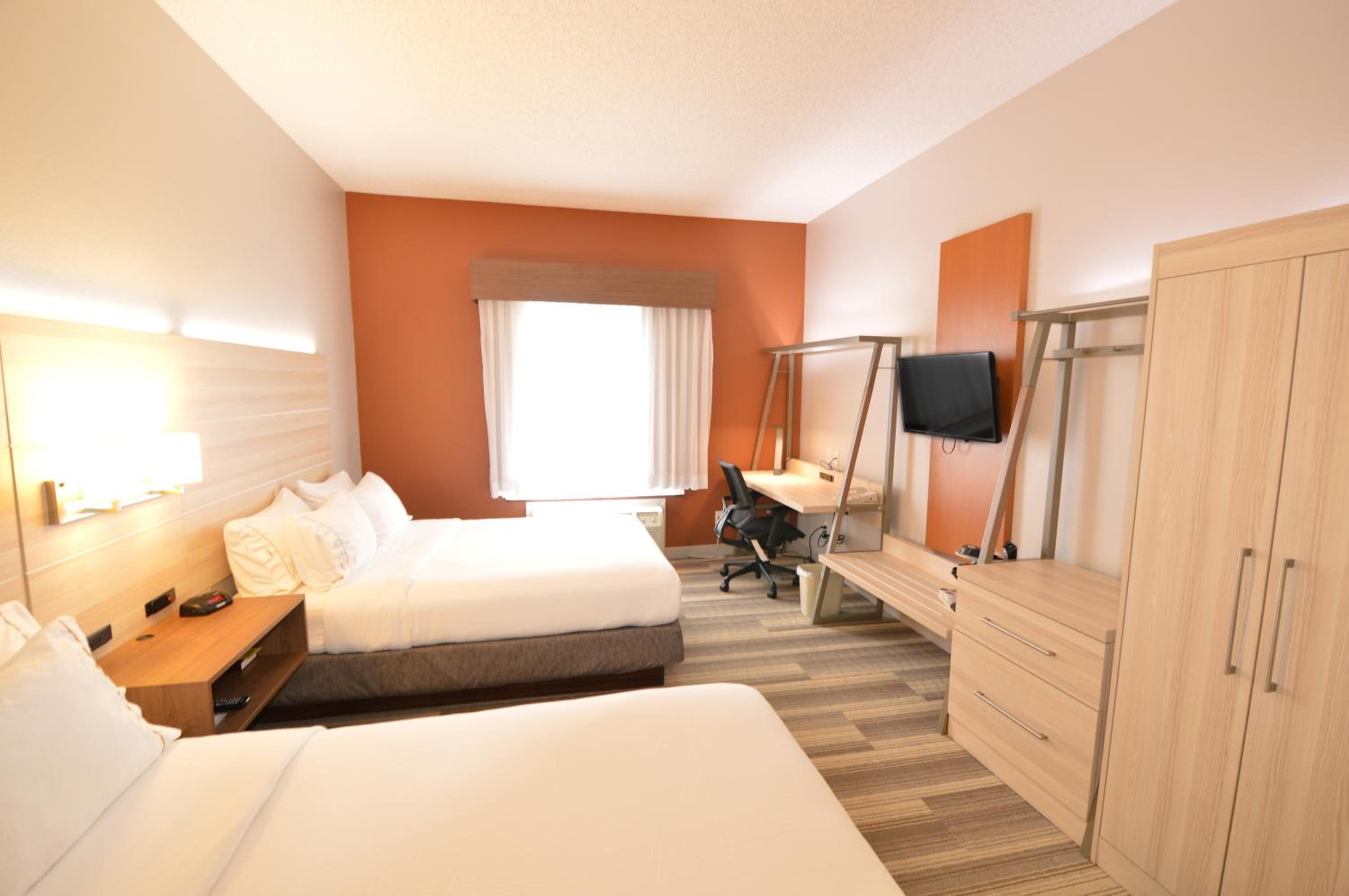 Standard Room with Two Queen Beds - Photo 1