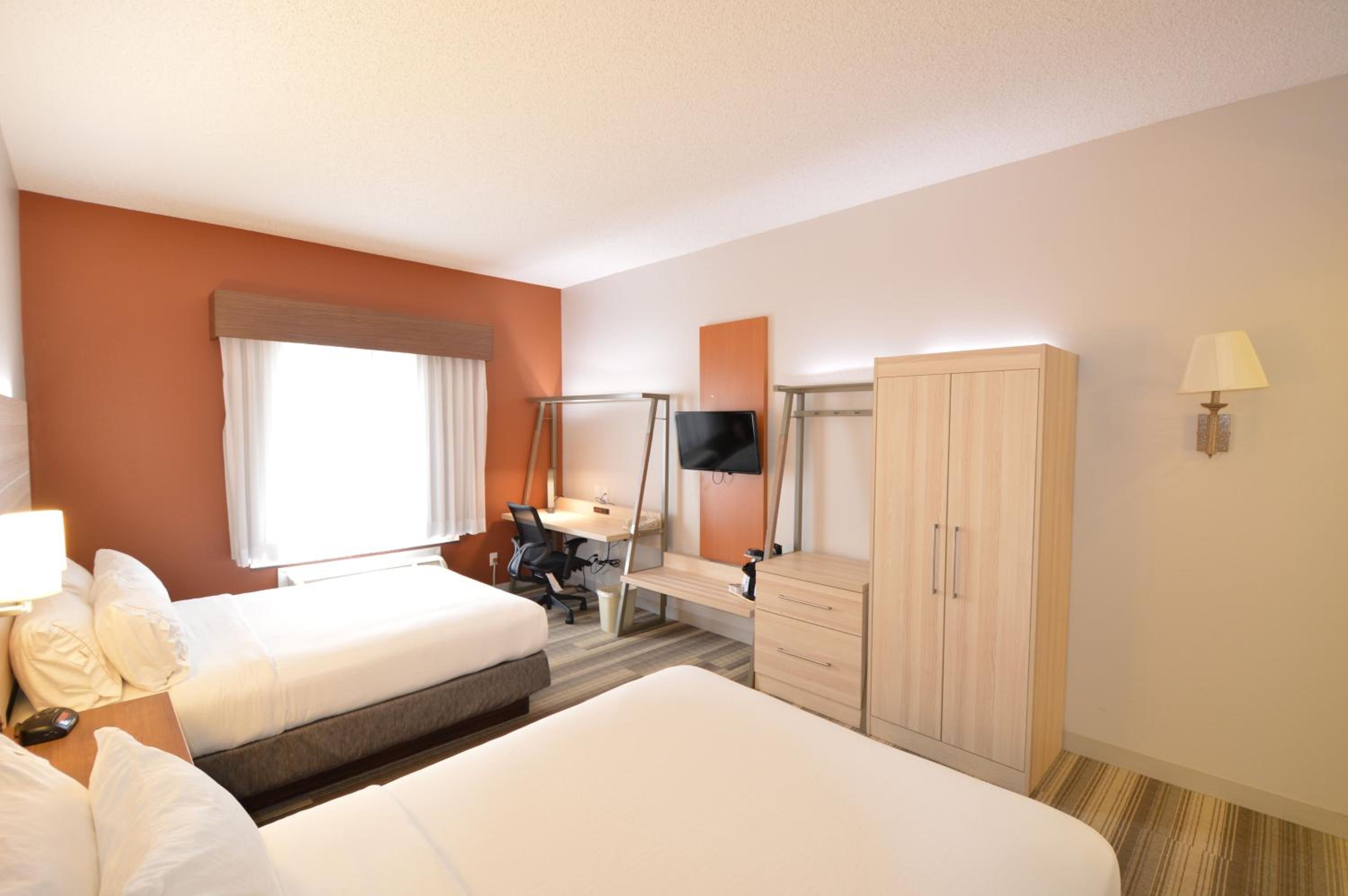 Standard Room with Two Queen Beds - Photo 2