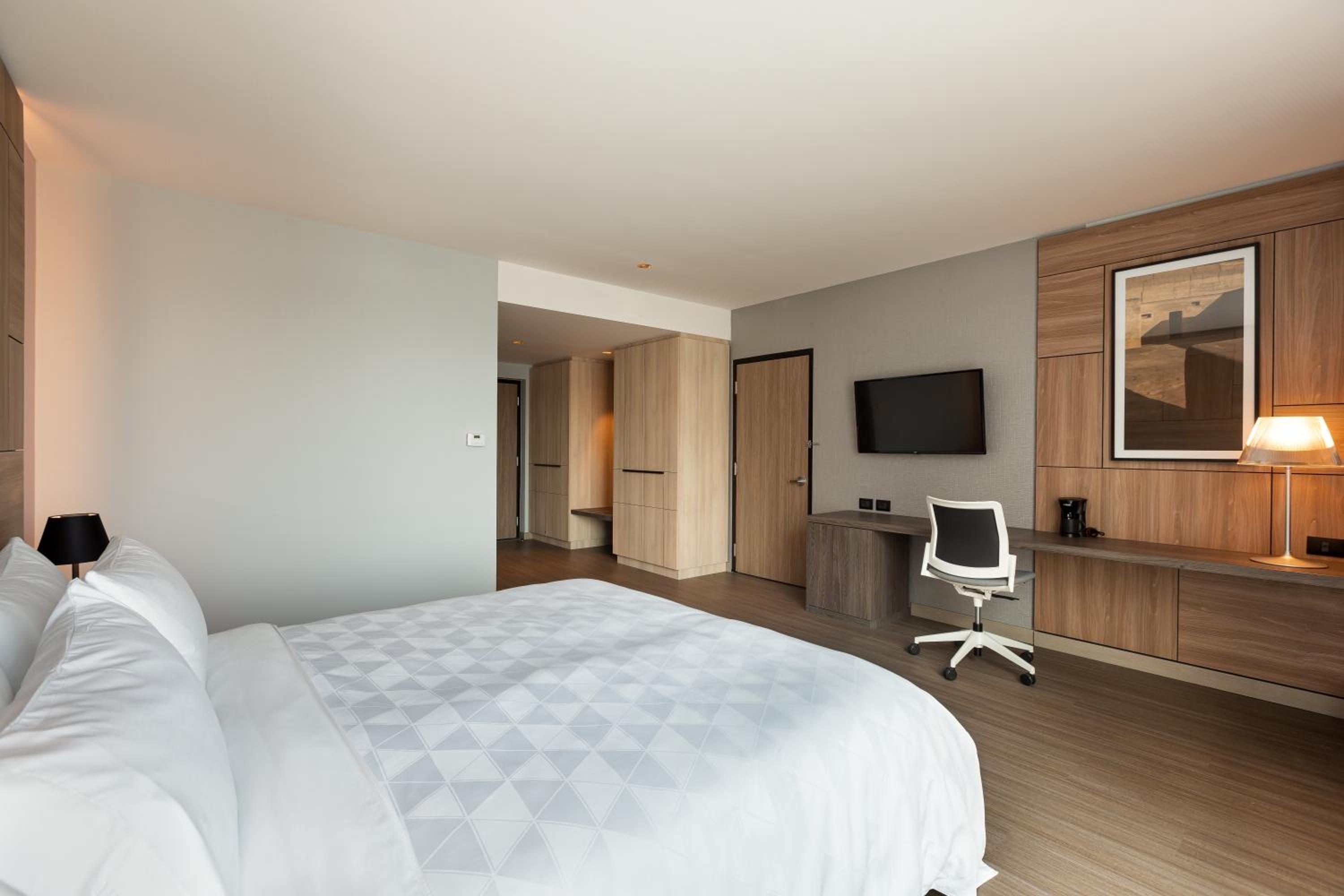 Standard King Room - Accessible - Photo 2