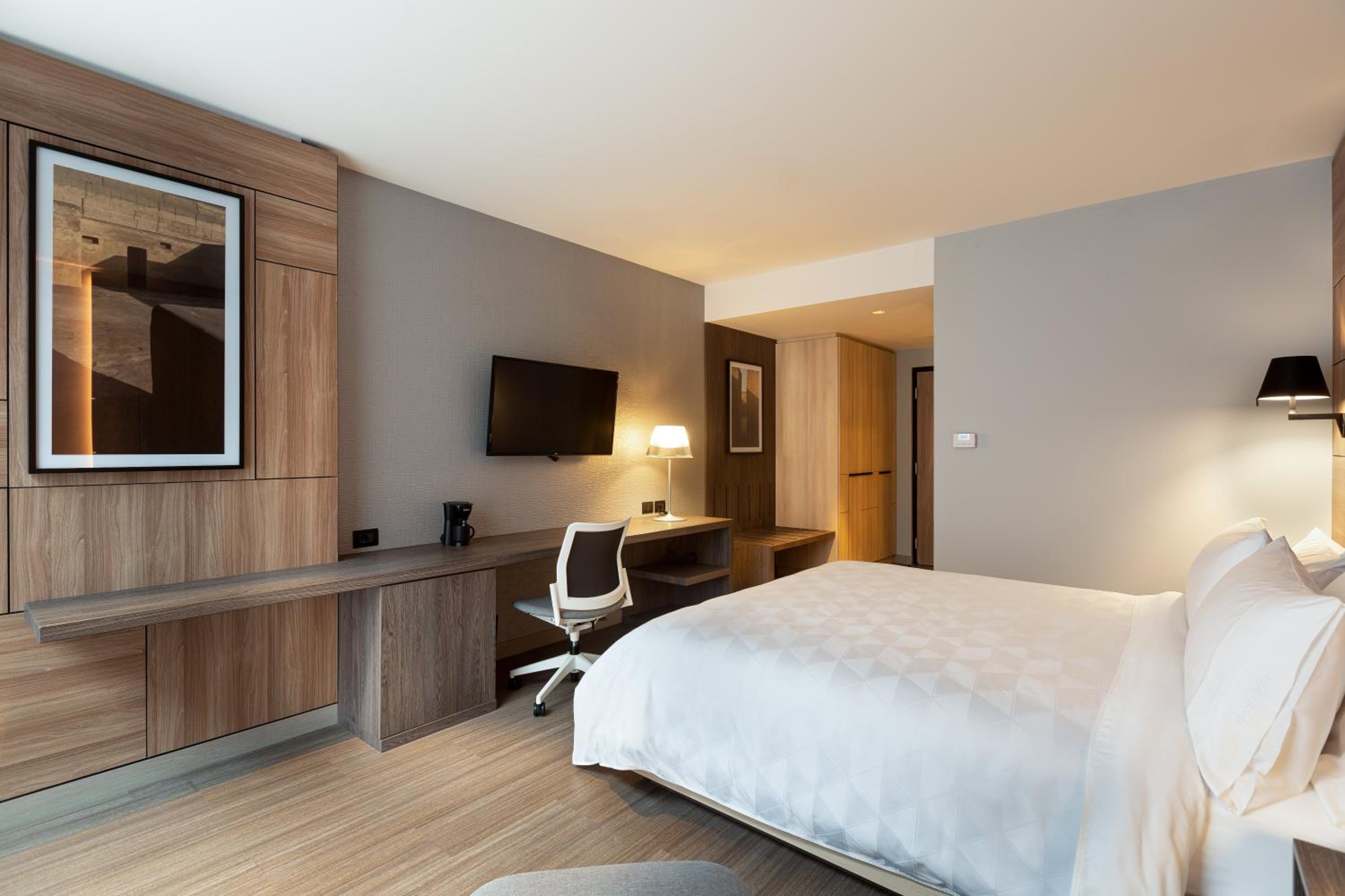 Standard King Room - Photo 7