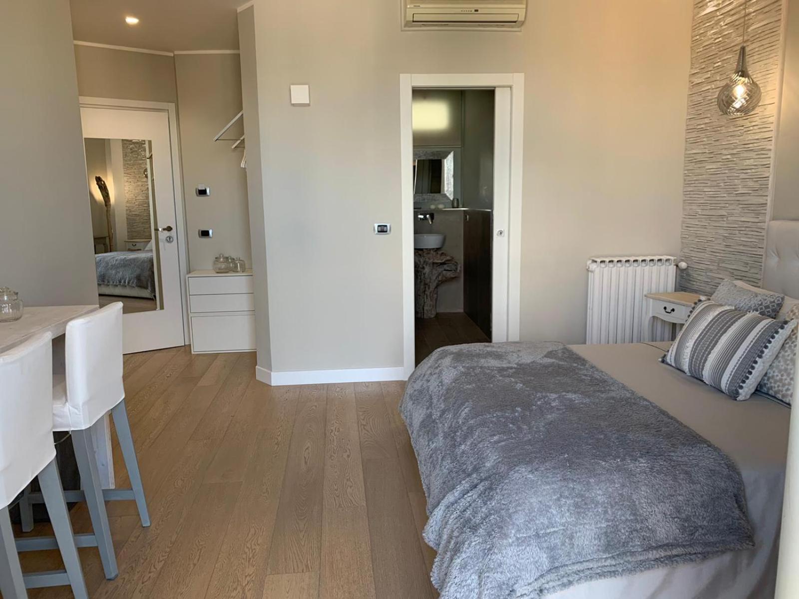 Junior Suite with Balcony - Photo 15