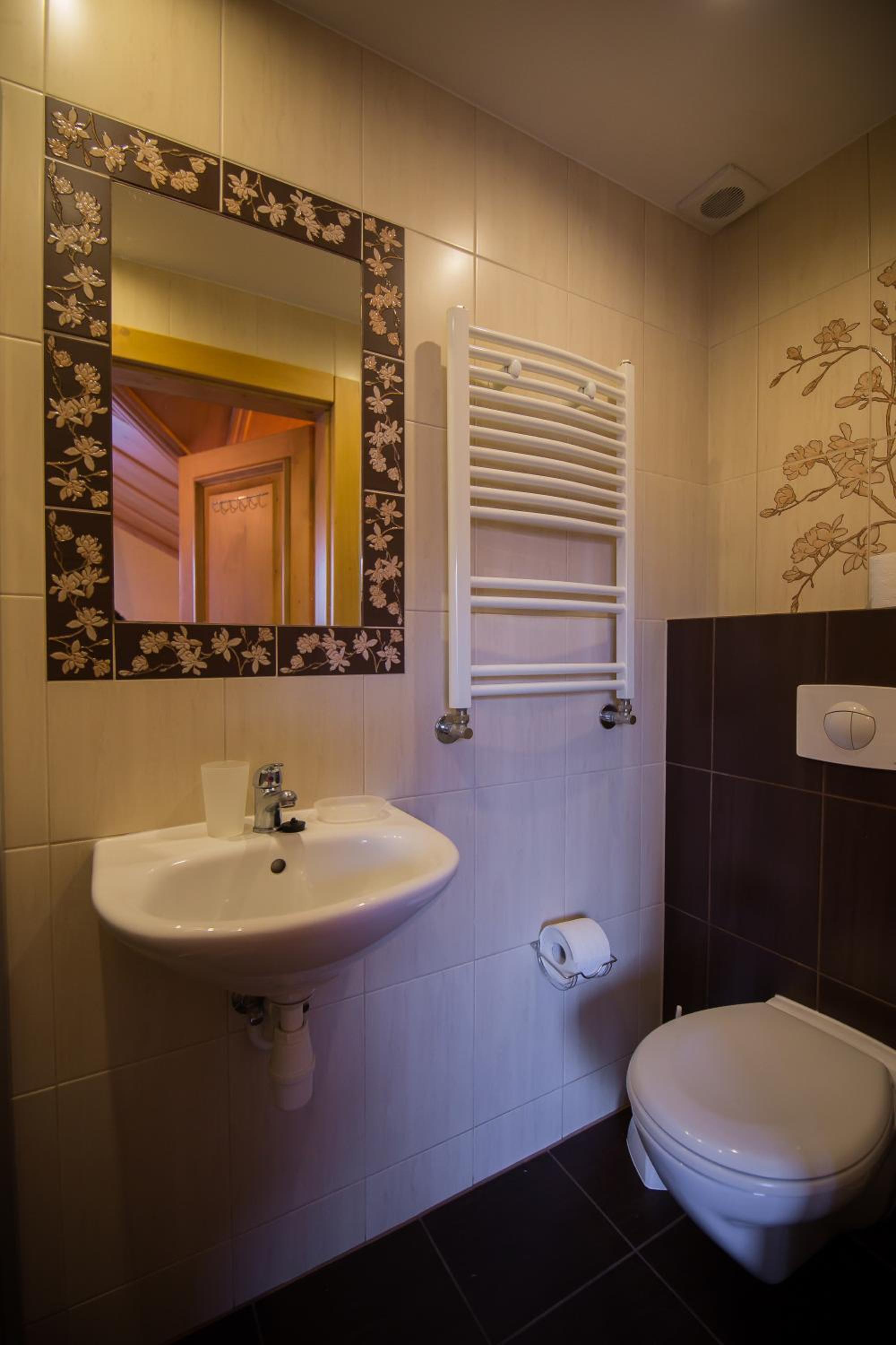 King Room with Balcony - Photo 8