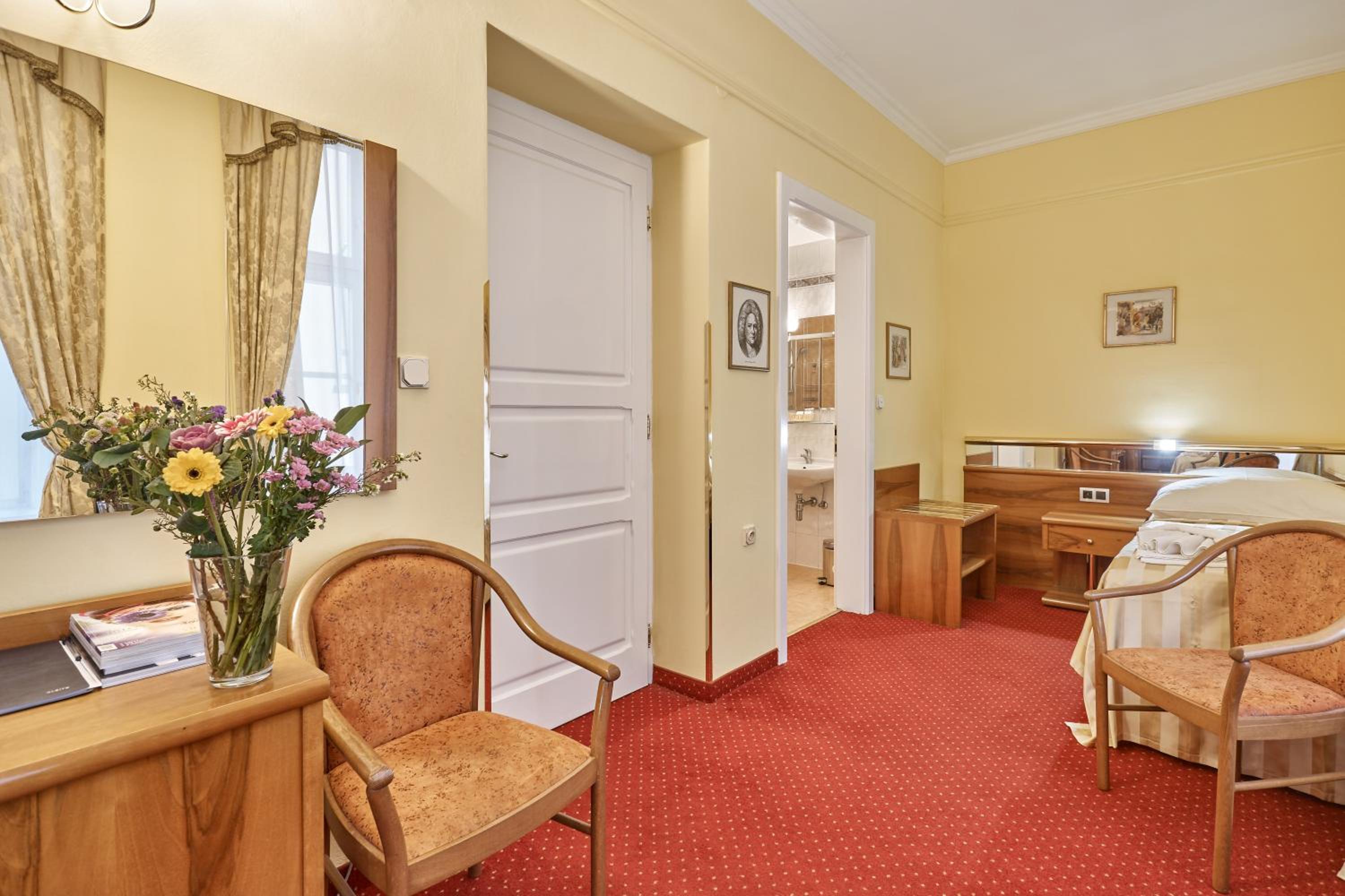 Double or Twin Room (view of the gardens Dvorak) - Photo 5