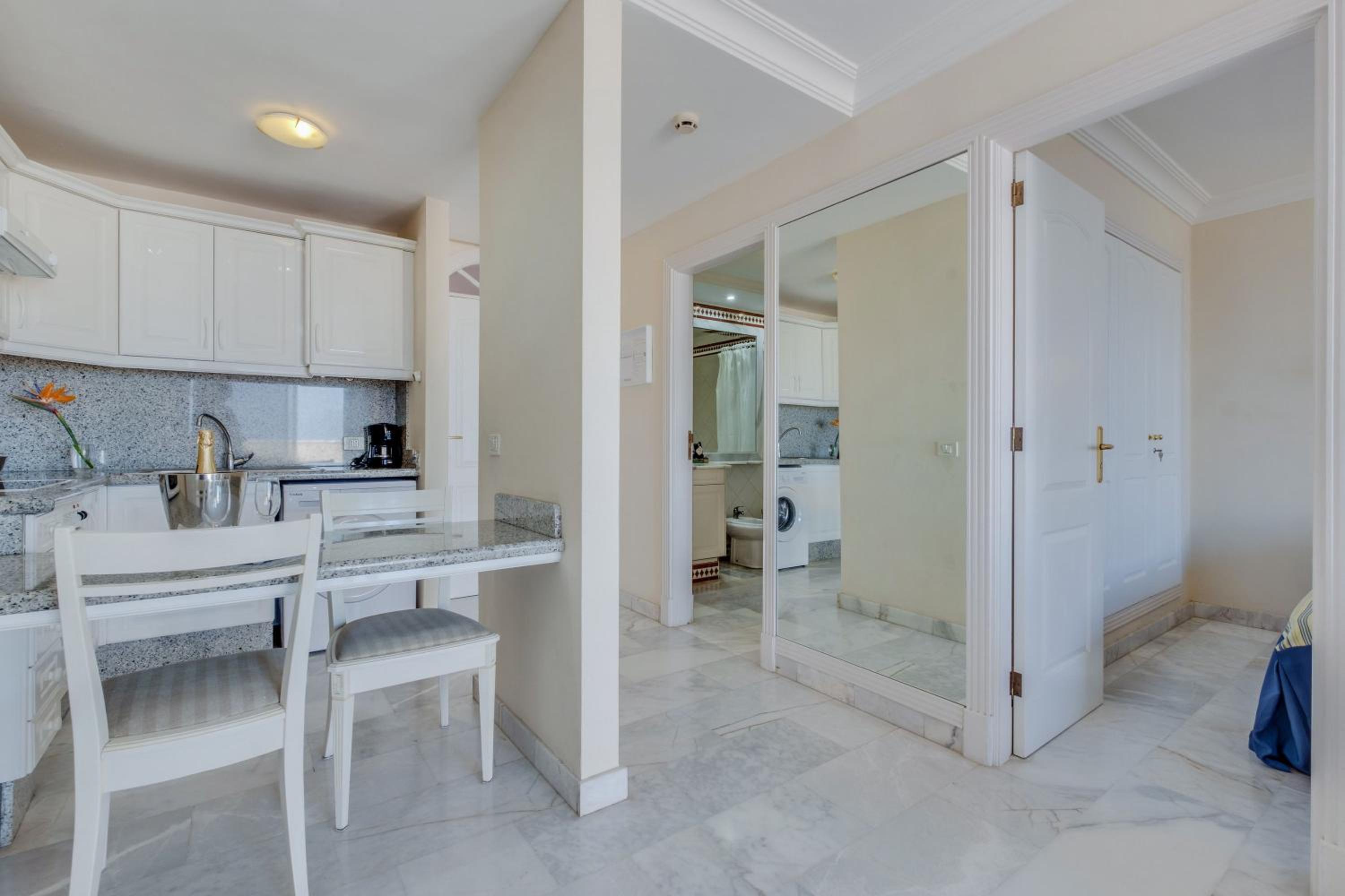 Superior One-Bedroom Apartment with Balcony - Photo 6