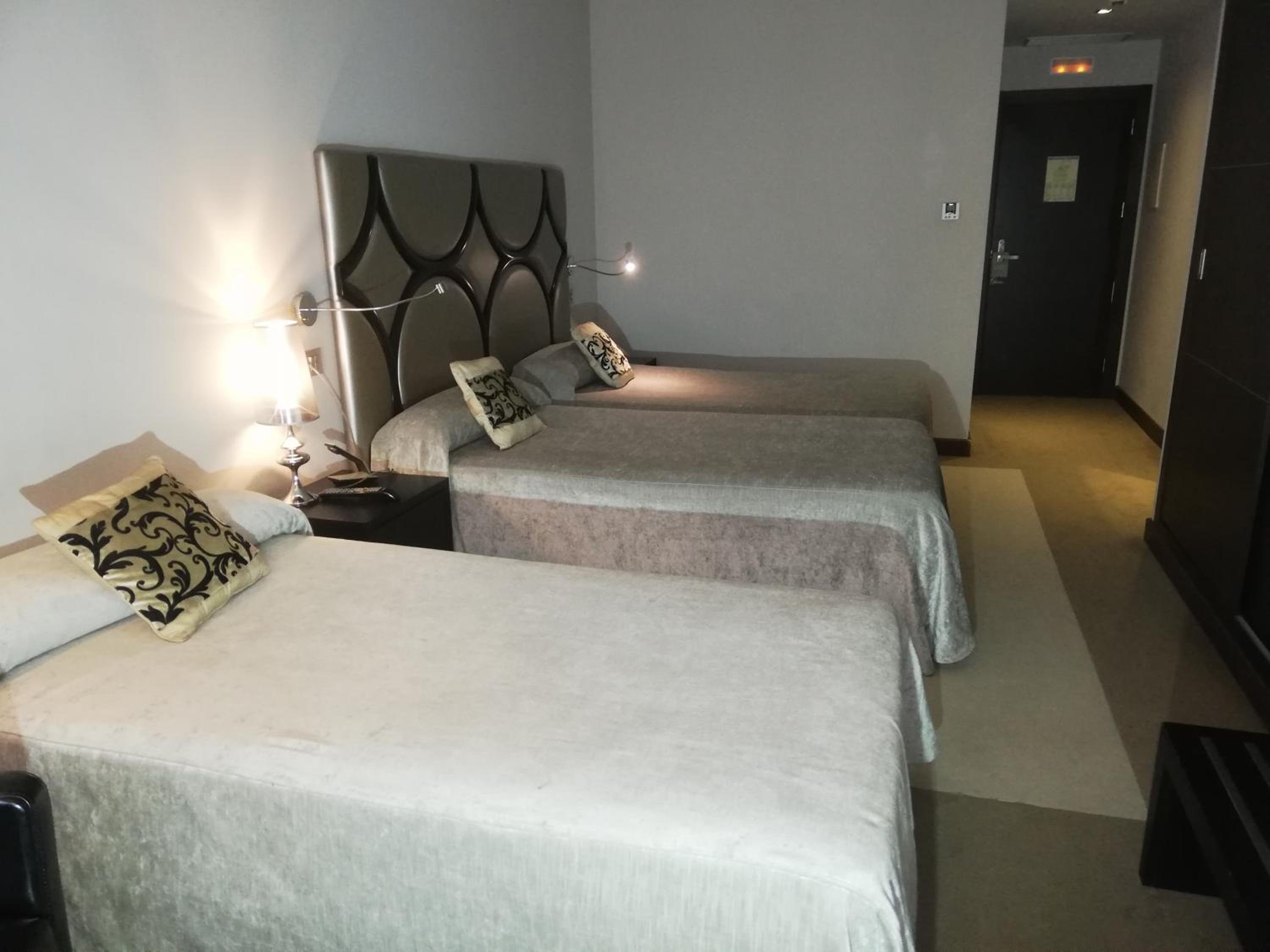 Habitación Doble con Cama Supletoria (2 Adultos + 1 Niño)
