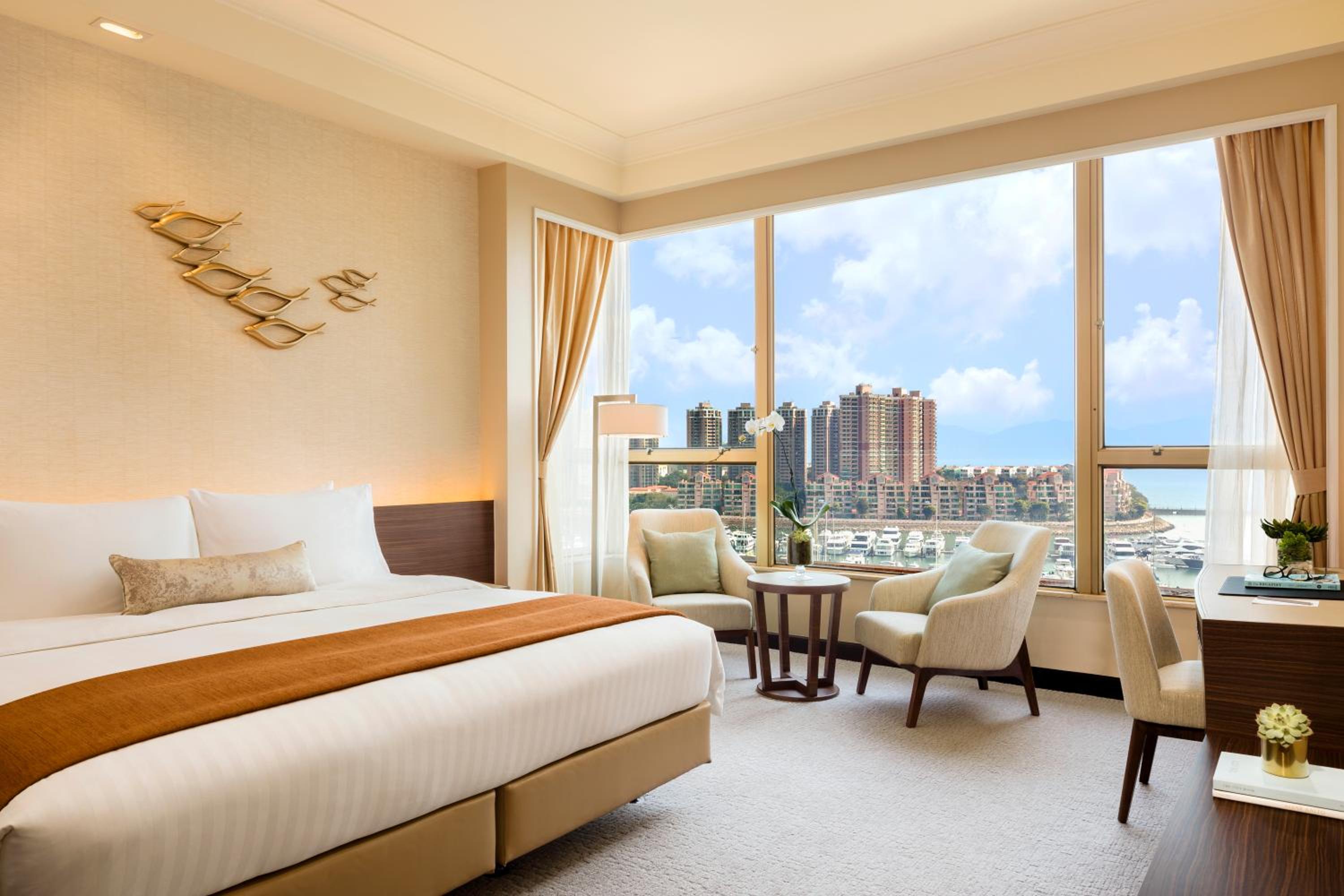 Deluxe Seaview King Room photo 3