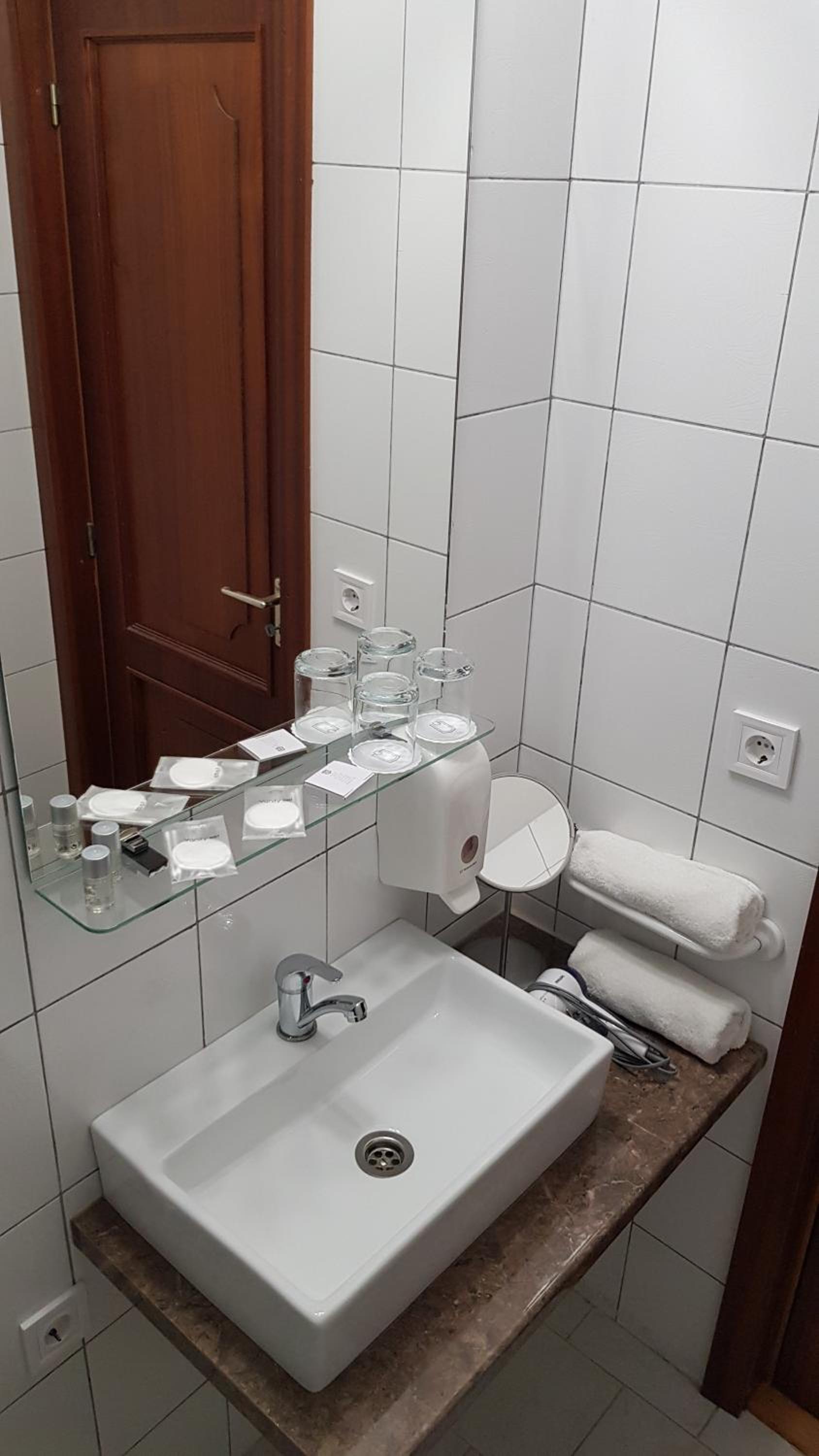 Deluxe Double or Twin Room with Lake View - Photo 9