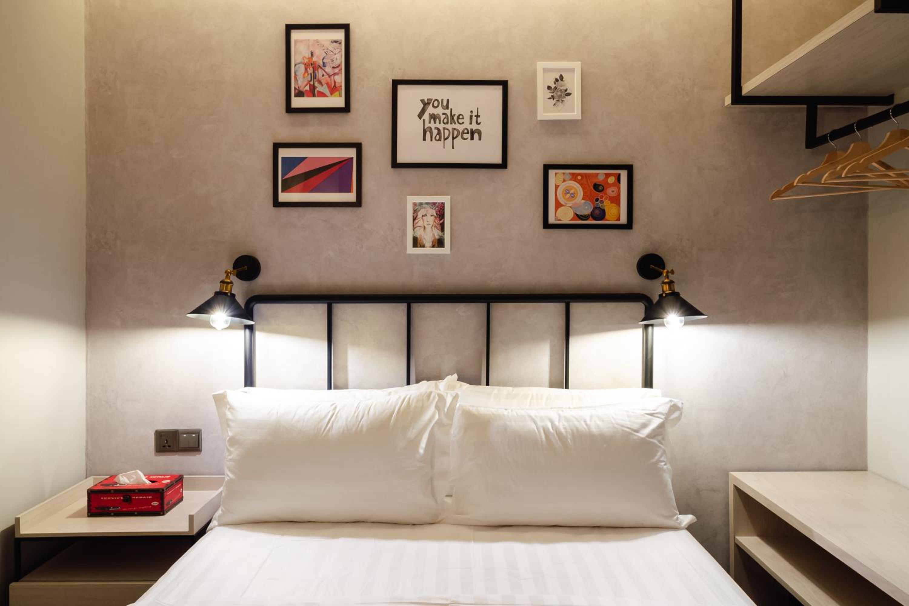 Deluxe Queen Room ( No Window) - Photo 1
