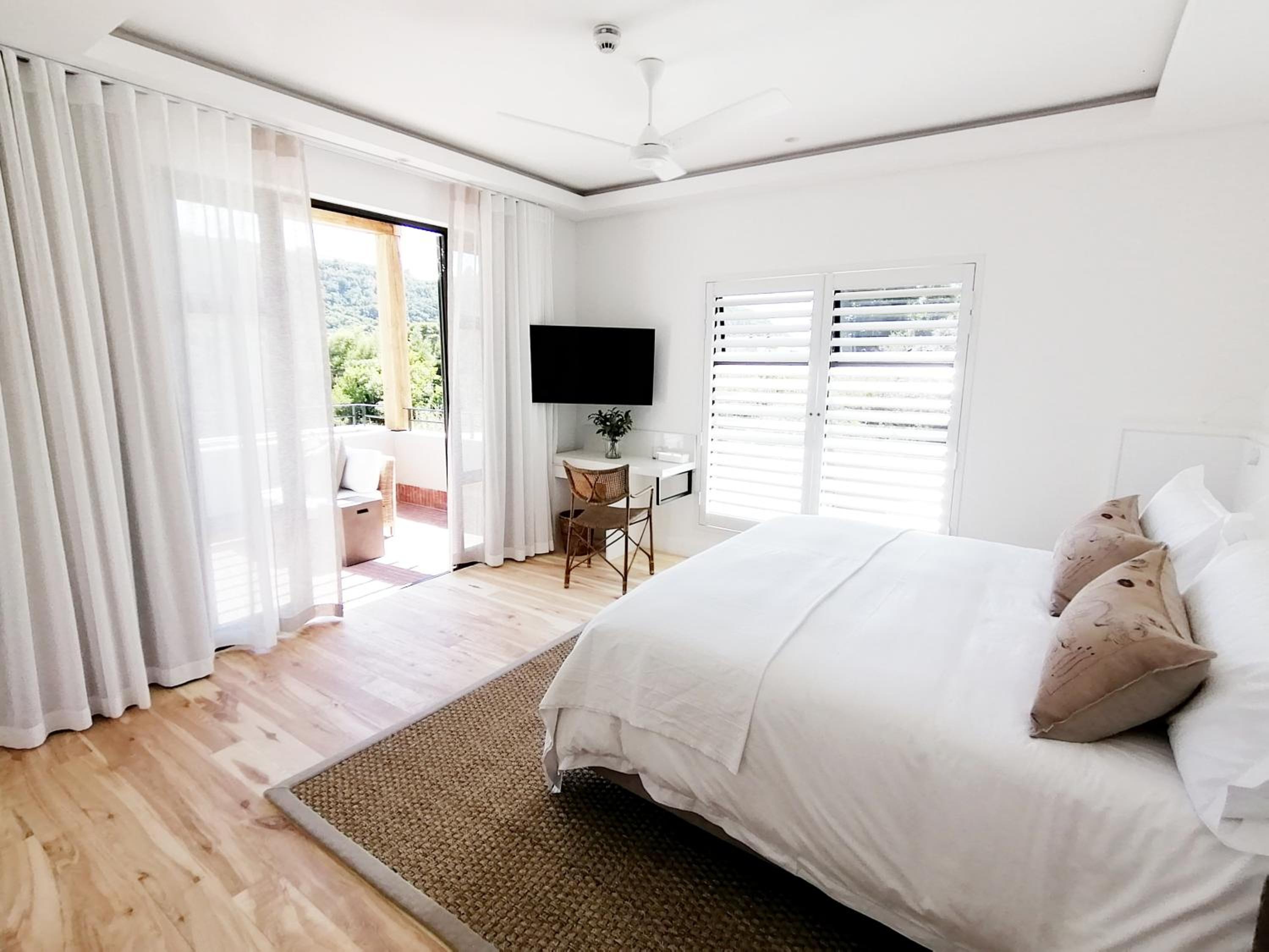 Superior King Room - Photo 8