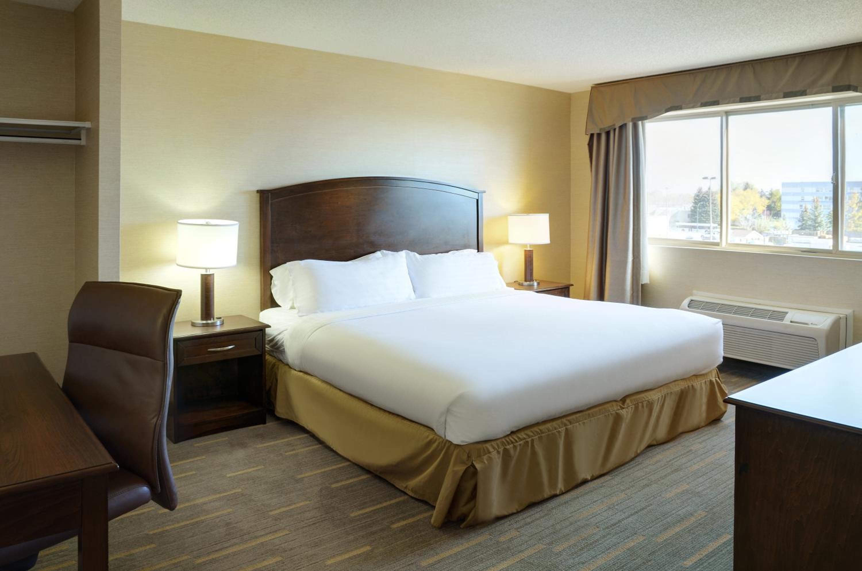 Standard King Room - Photo 9