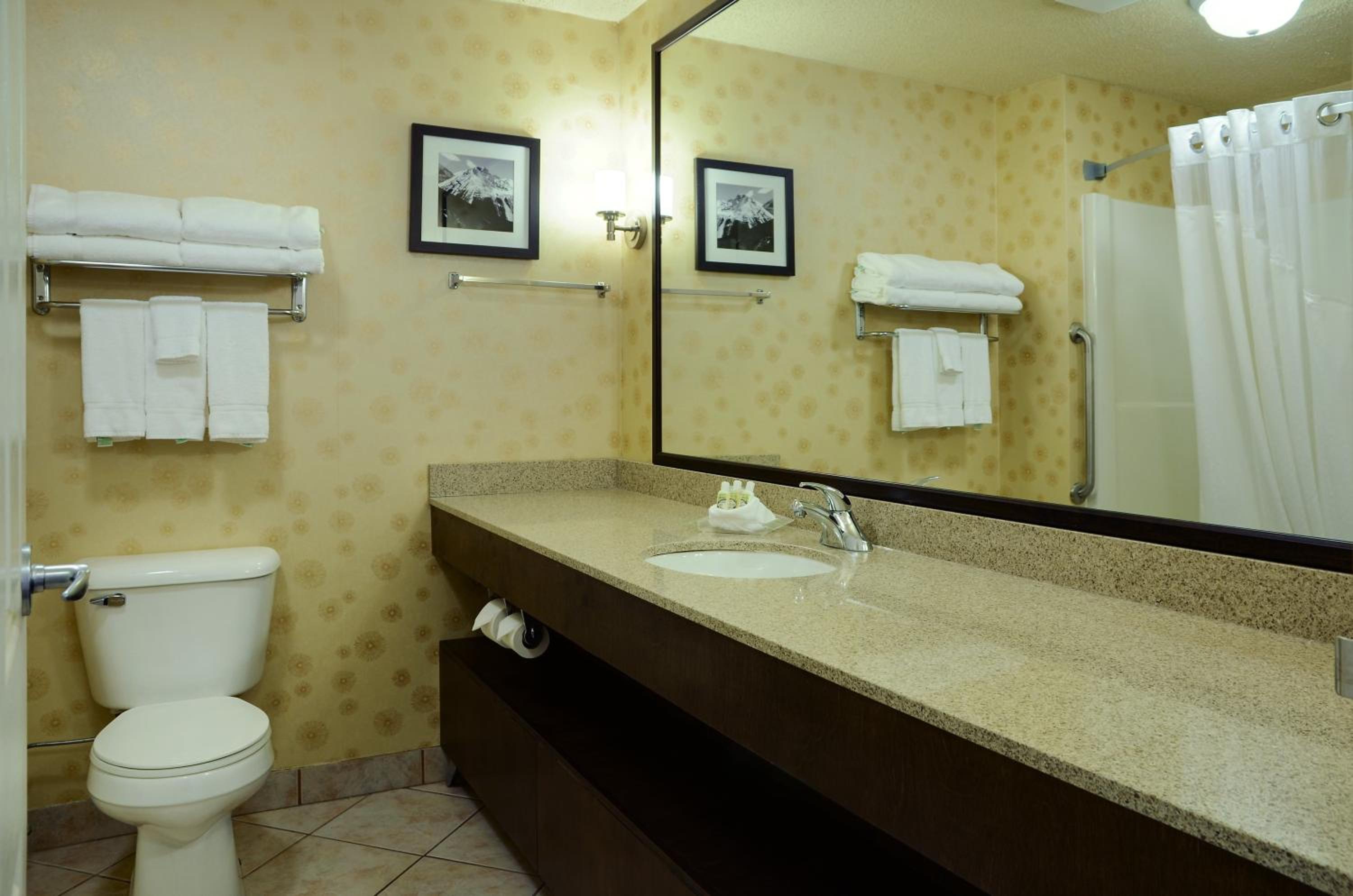 Standard Room with Two Queen Beds - Photo 5