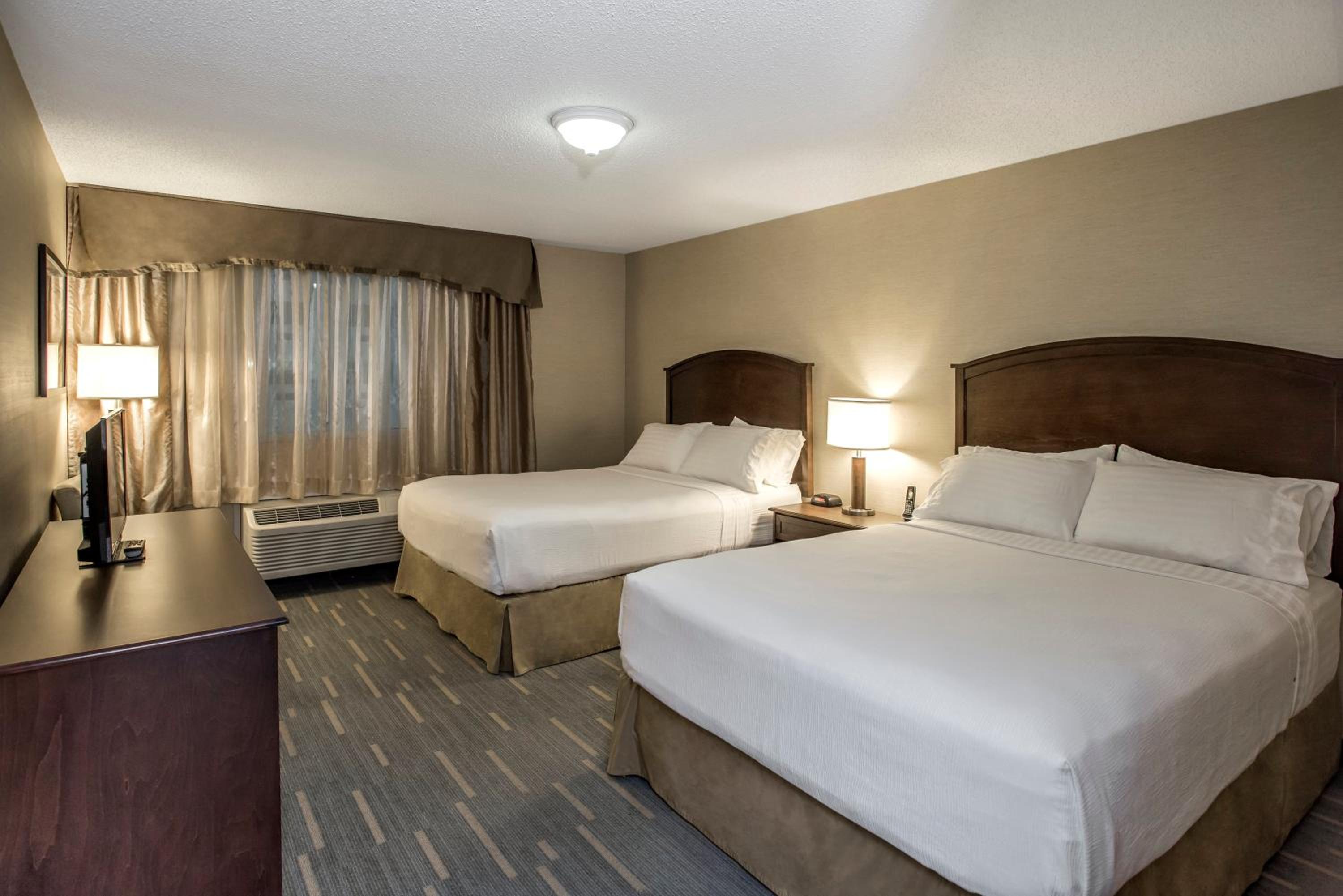 Standard Room with Two Queen Beds - Photo 12