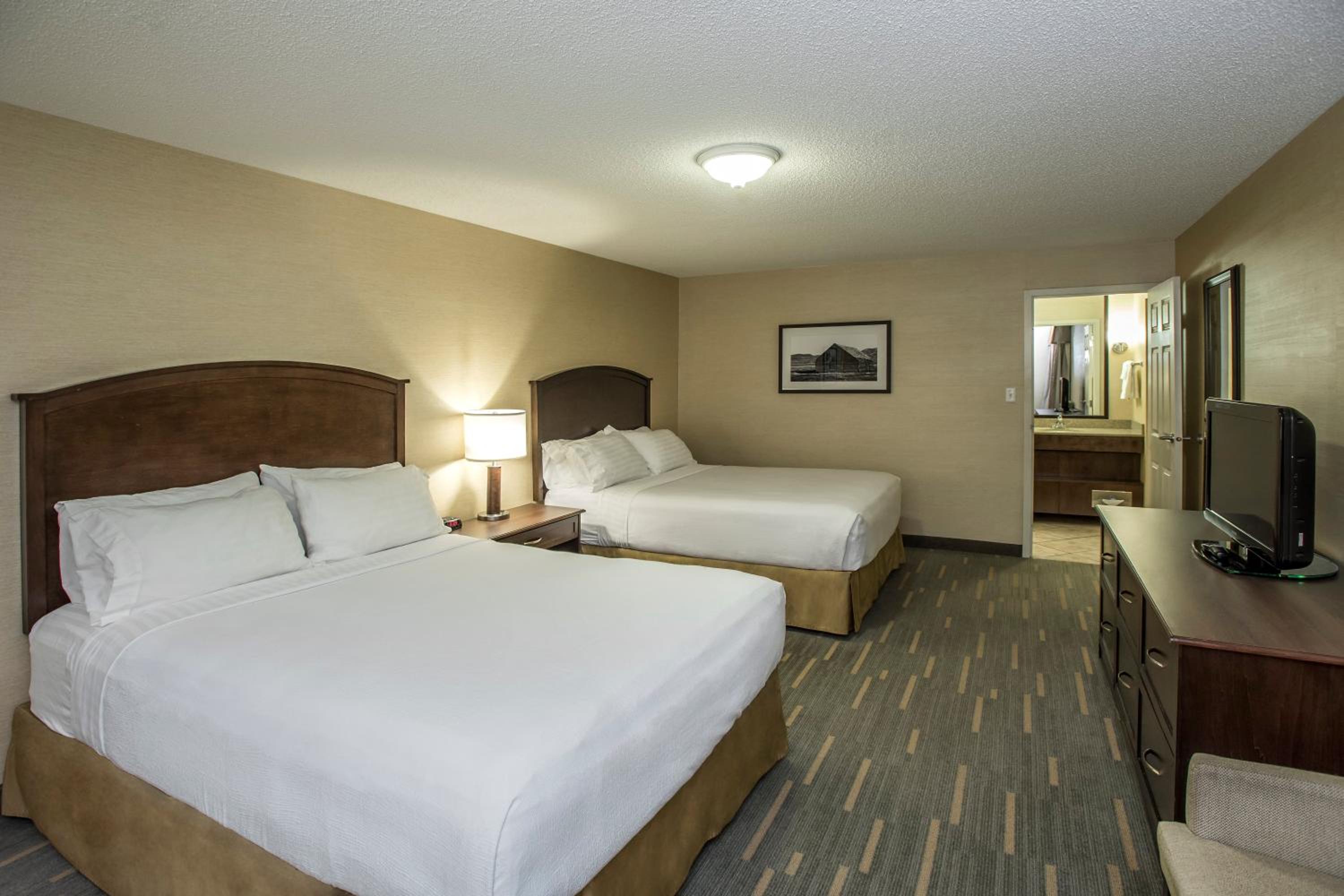 Standard Room with Two Queen Beds - Photo 2