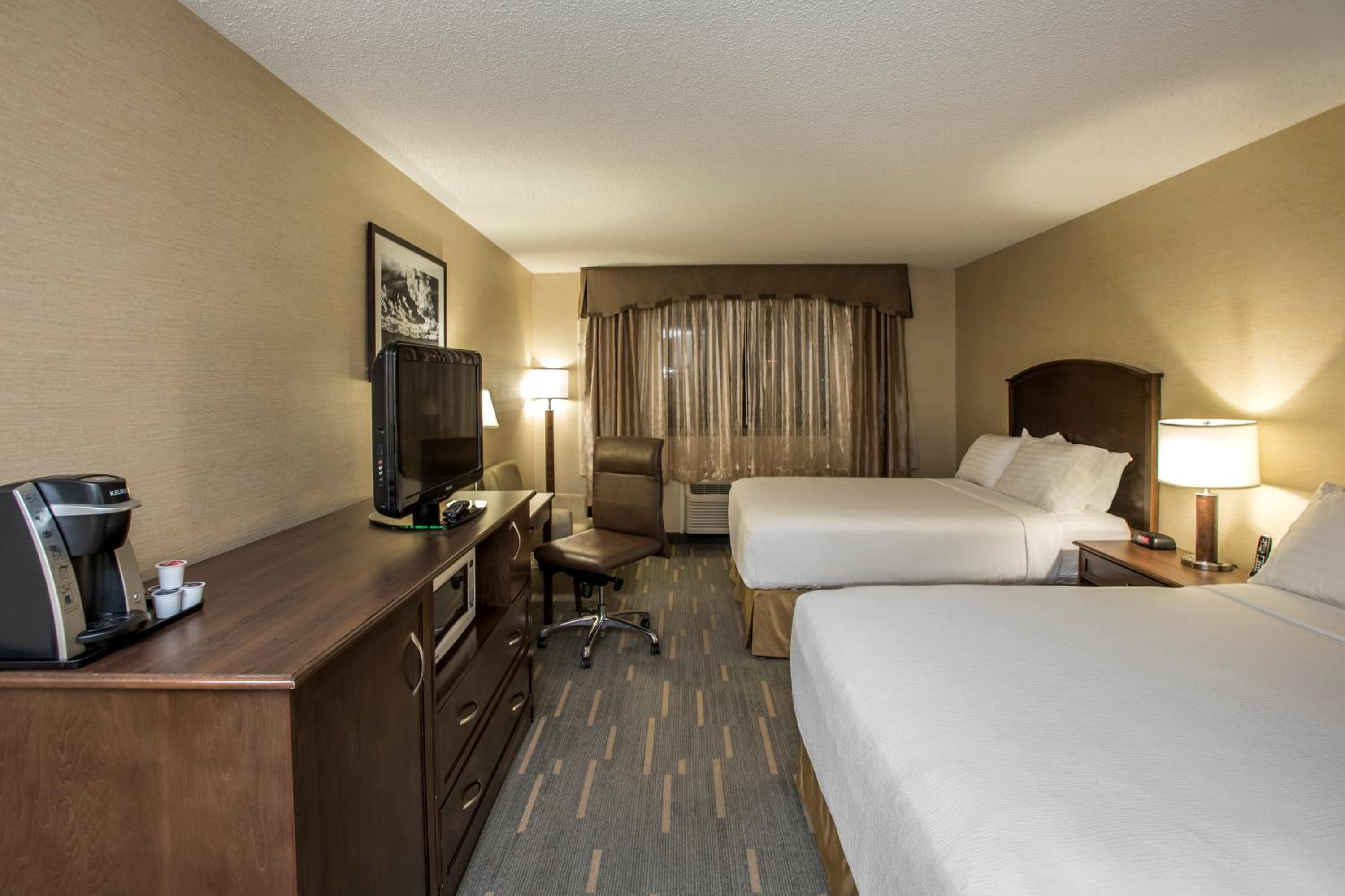 Standard Room with Two Queen Beds - Photo 11