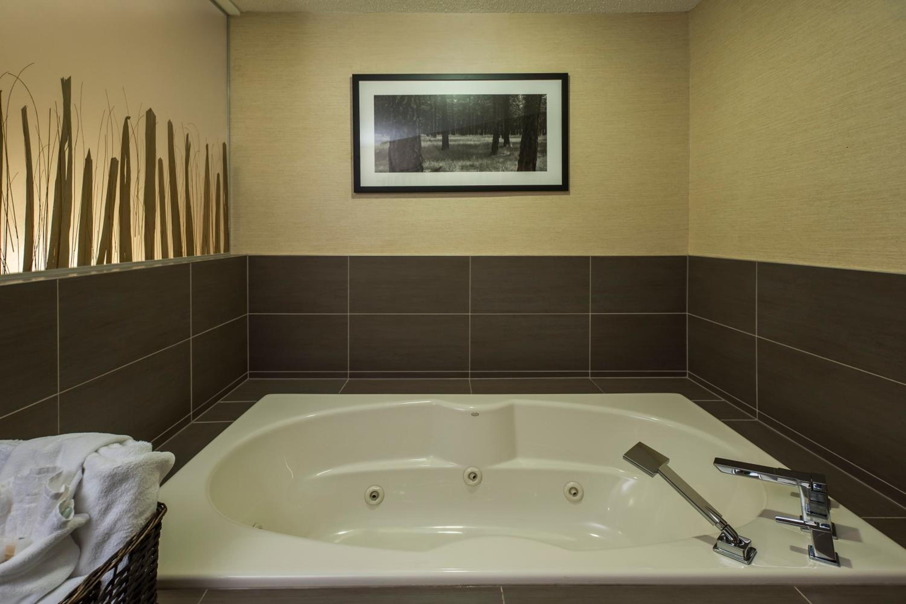 King Suite with Sofa Bed and Jetted Tub - Pool View - Photo 6