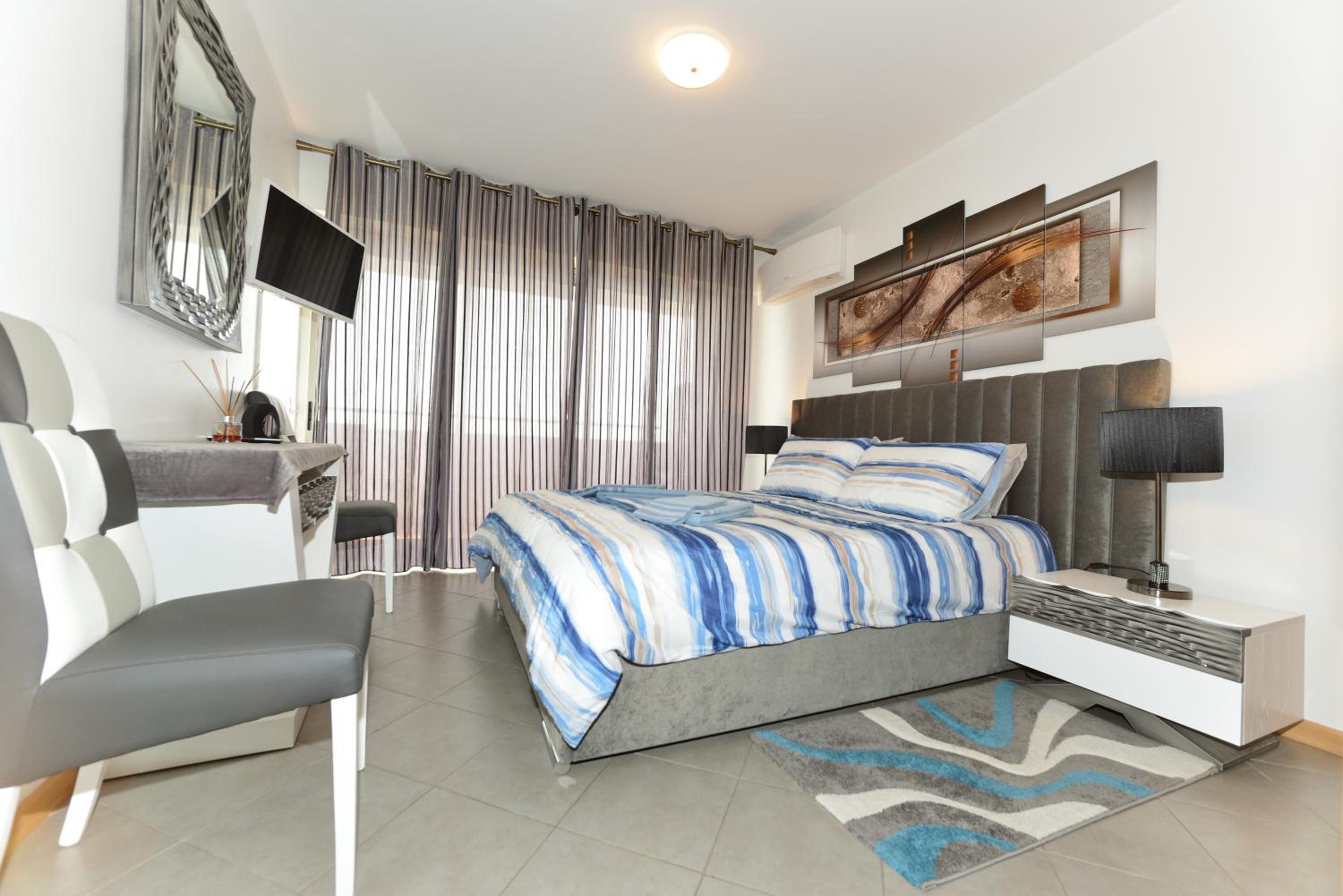 Superior One-Bedroom Apartment - Photo 4