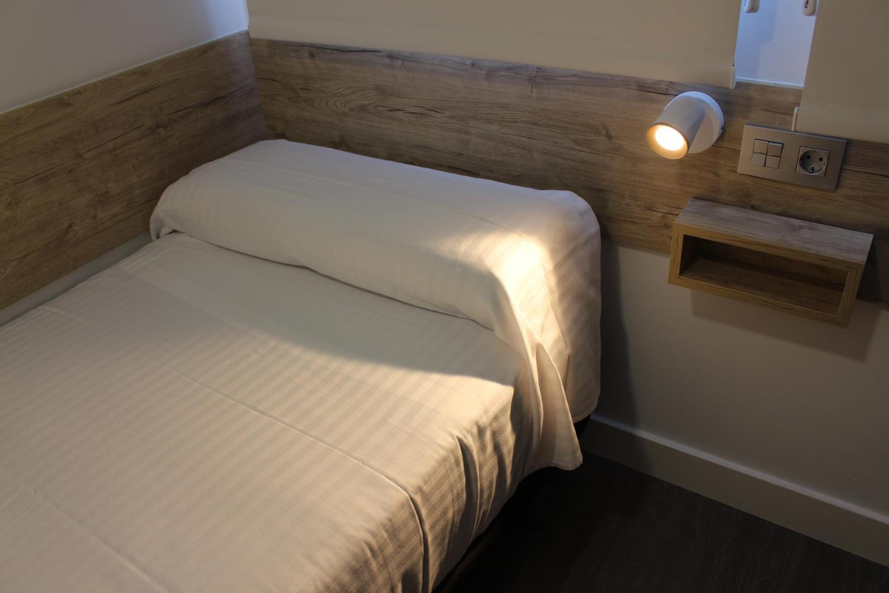 Deluxe Single Room with Balcony photo 2