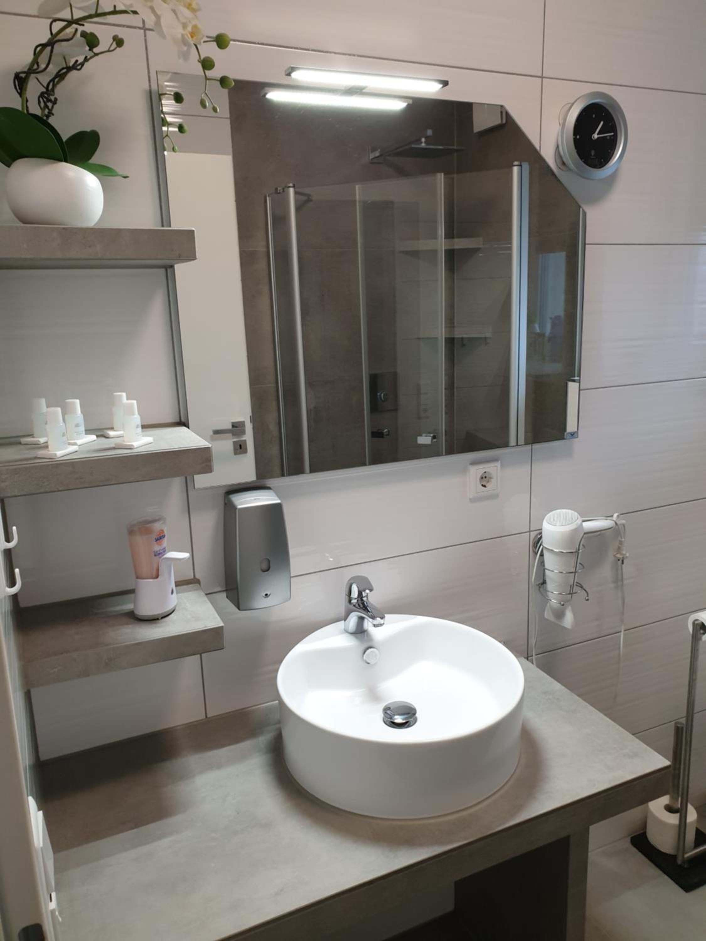 Twin Room with Shared Bathroom photo 2
