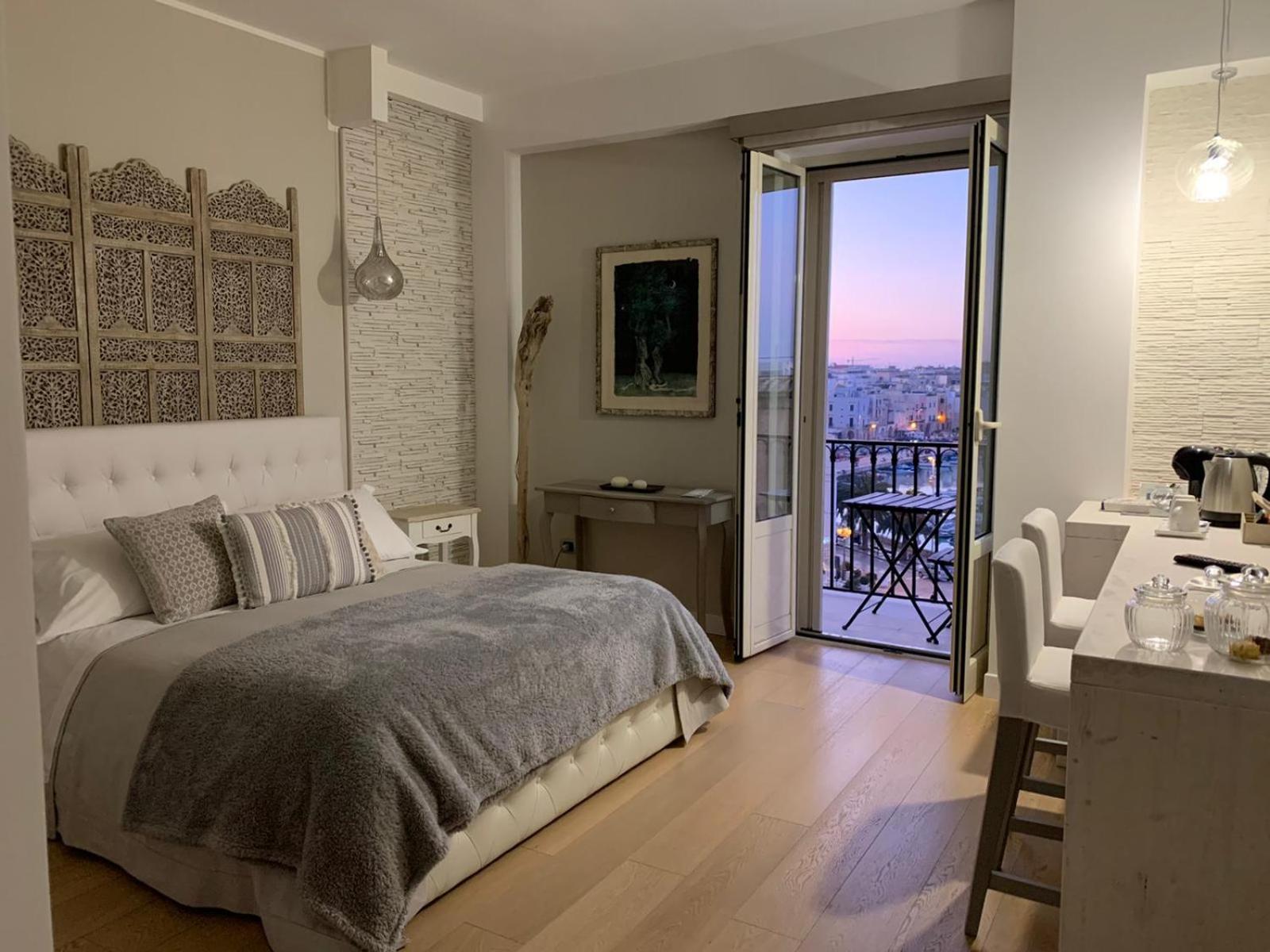 Junior Suite with Balcony - Photo 18