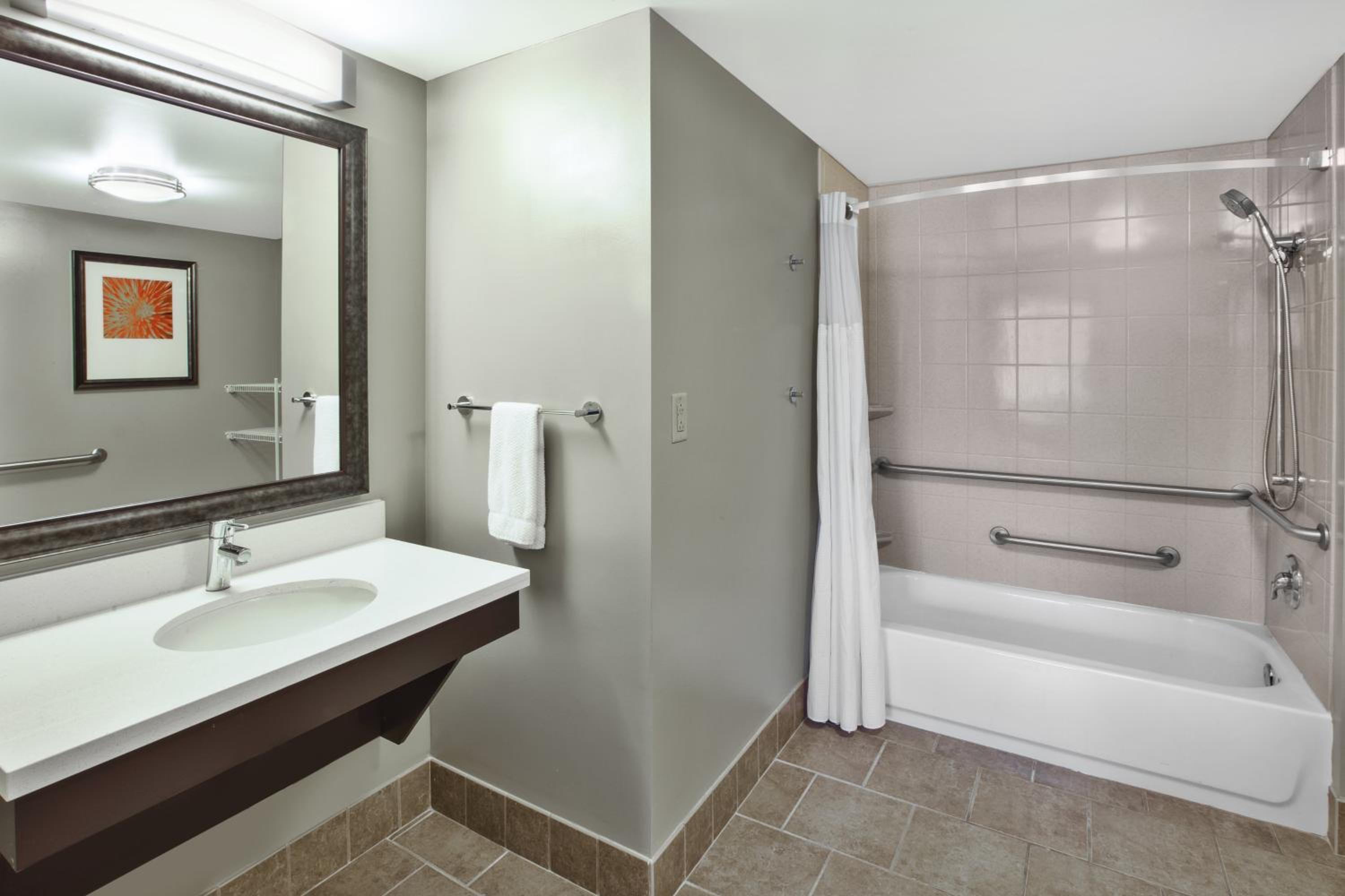 One-Bedroom Suite - Communications/Mobility Accessible - Photo 2