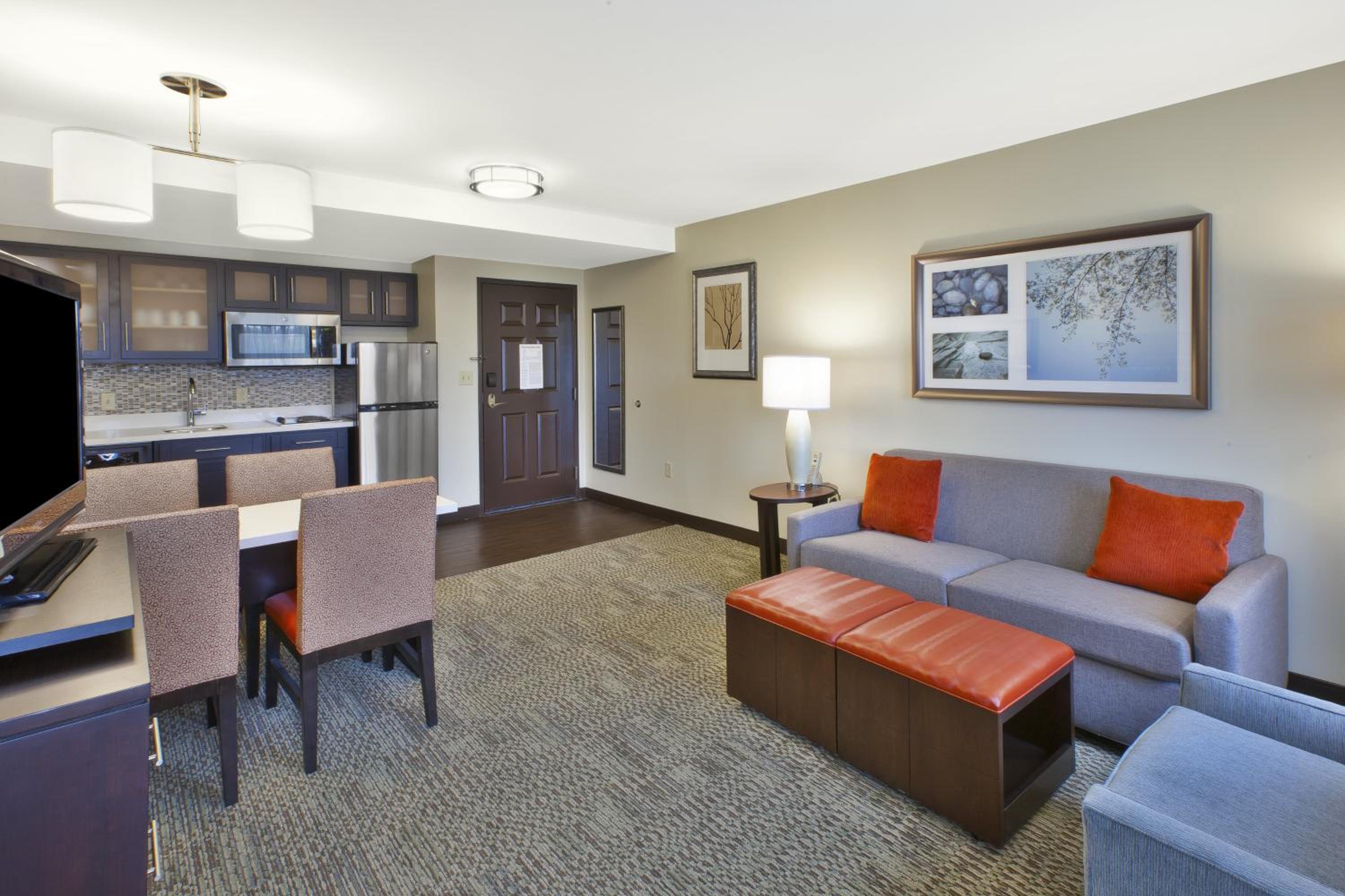 One-Bedroom Queen Suite - Non-Smoking - Photo 2