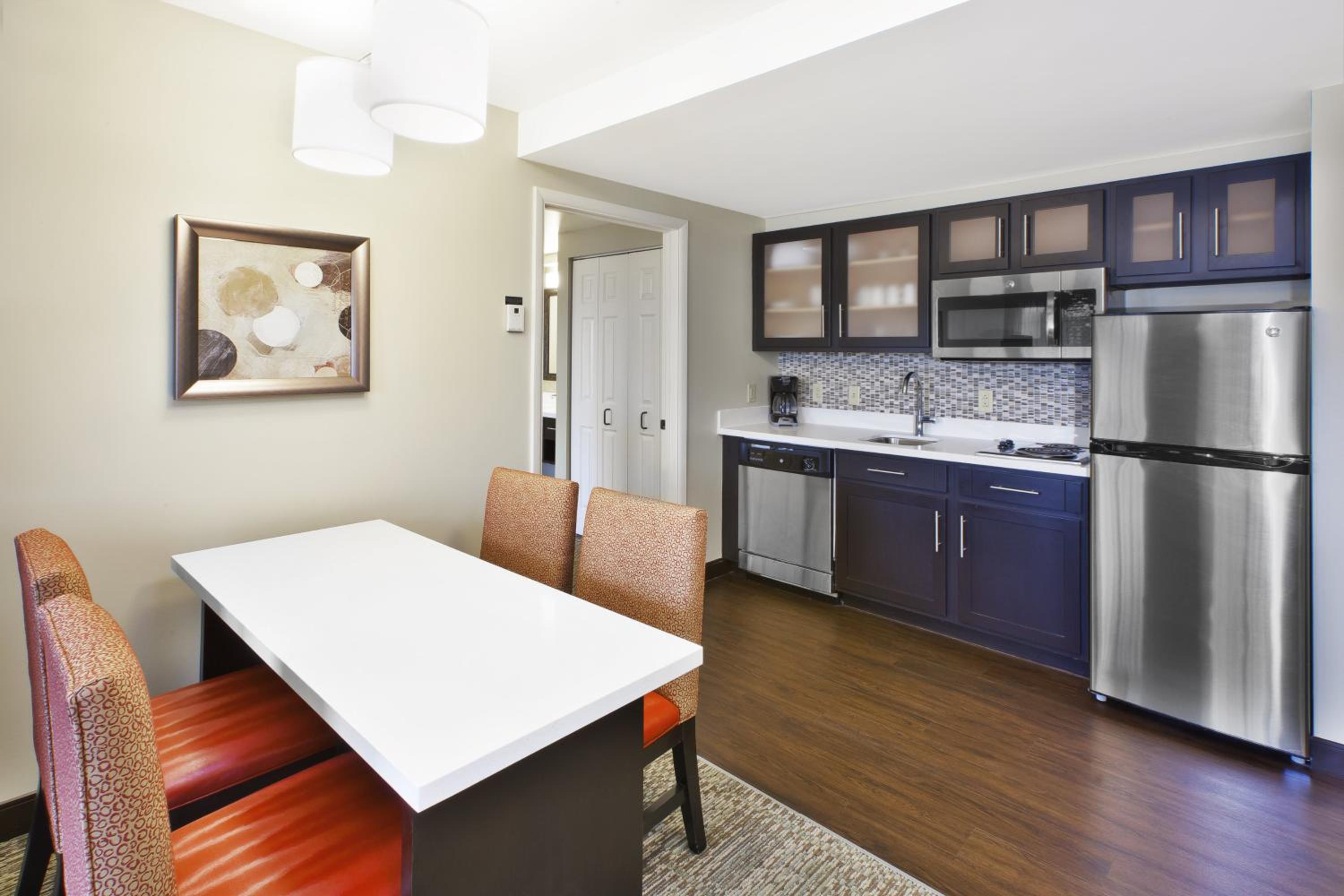 One-Bedroom Queen Suite - Non-Smoking - Photo 5