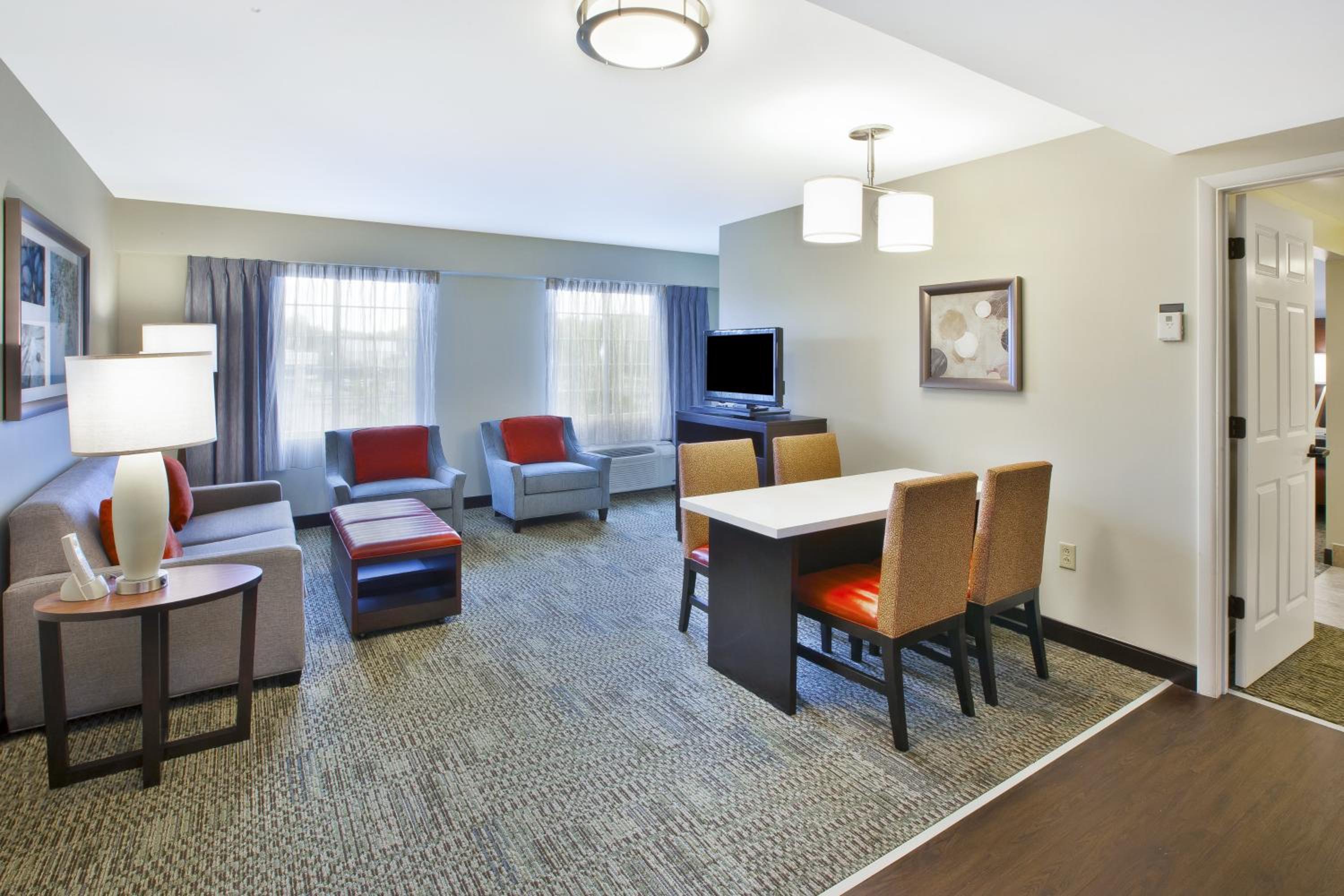 One-Bedroom Queen Suite - Non-Smoking - Photo 4