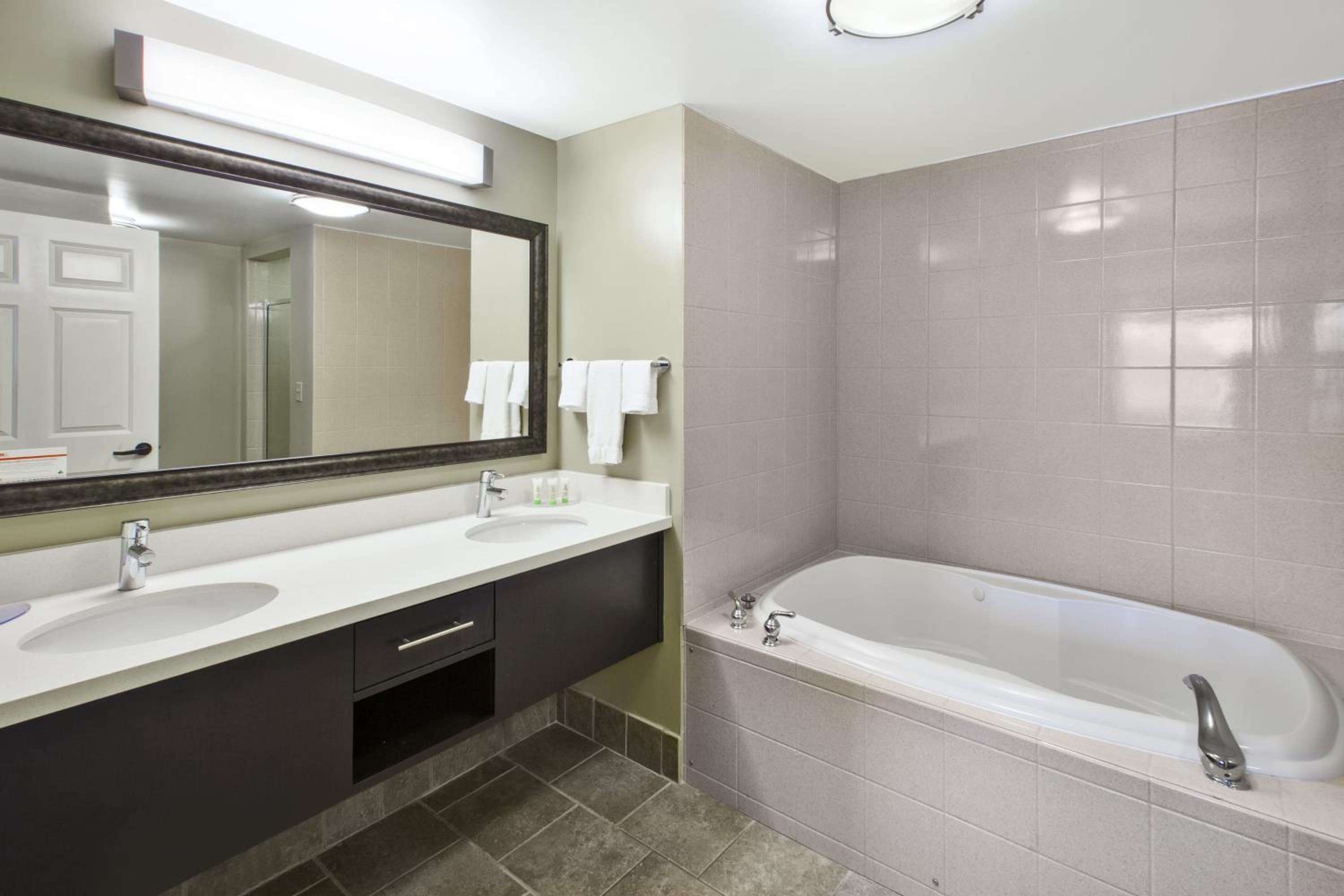 One-Bedroom King Suite - Photo 4