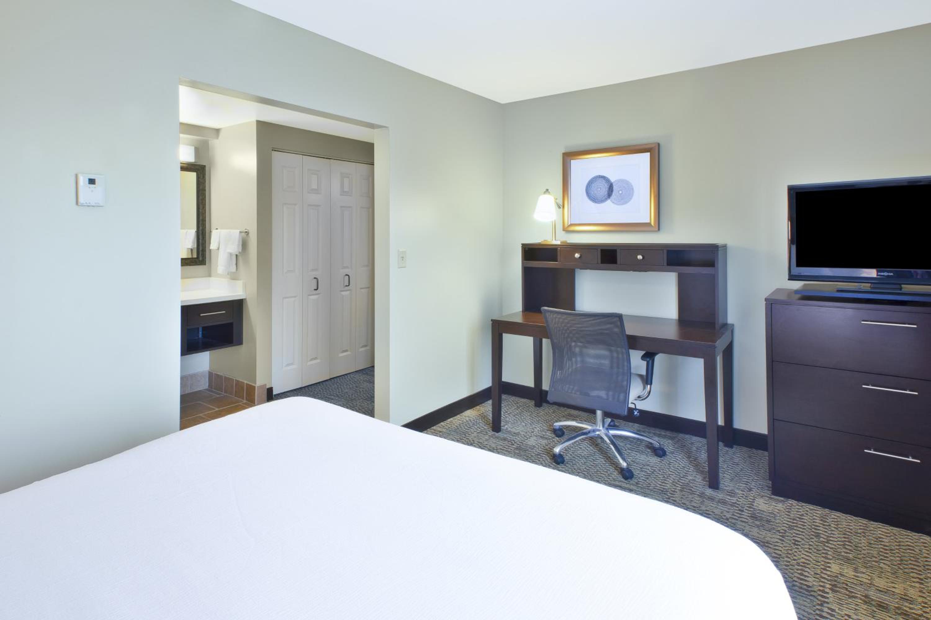 One-Bedroom Queen Suite - Non-Smoking - Photo 3