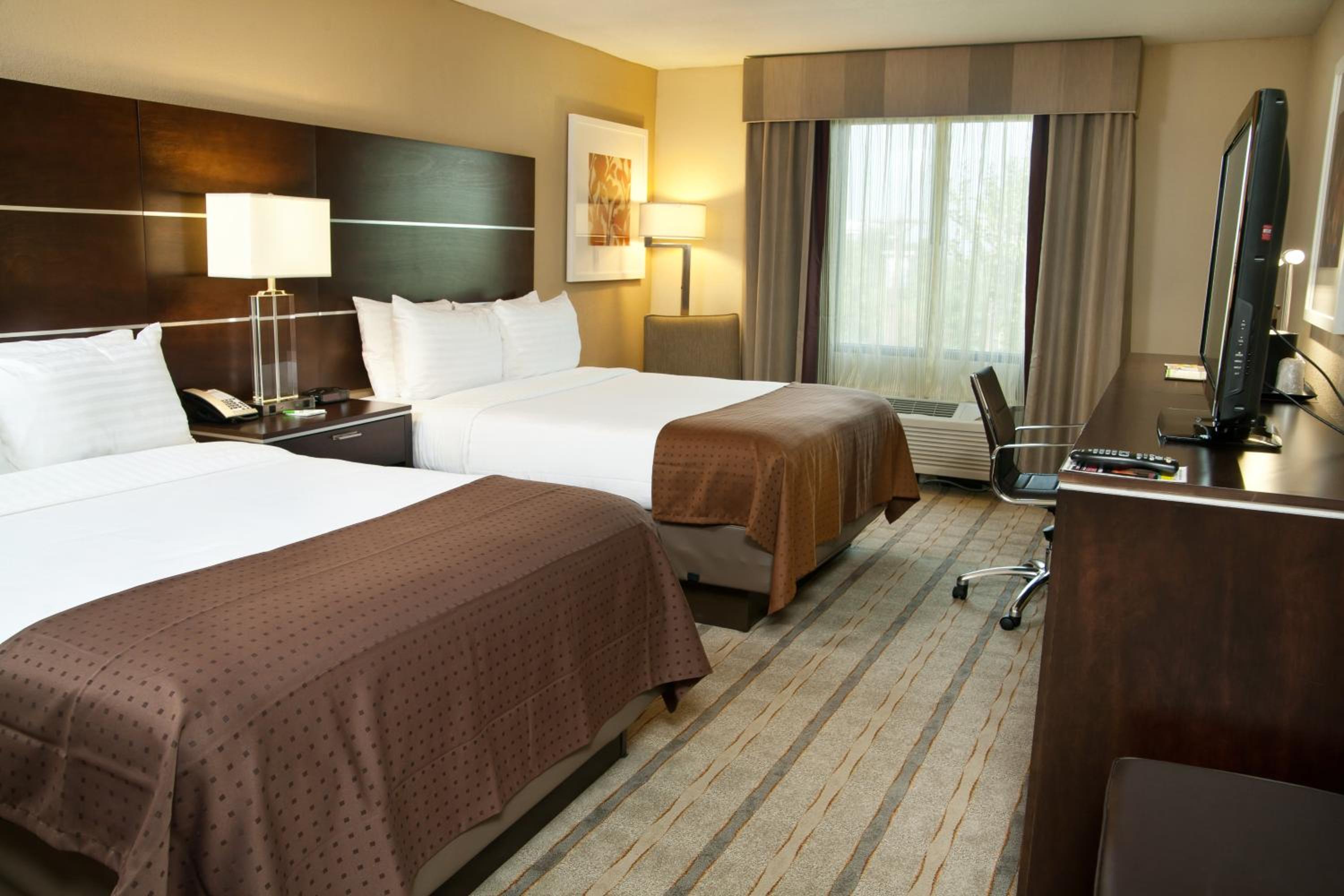 Standard Room with Two Queen Beds - Photo 3