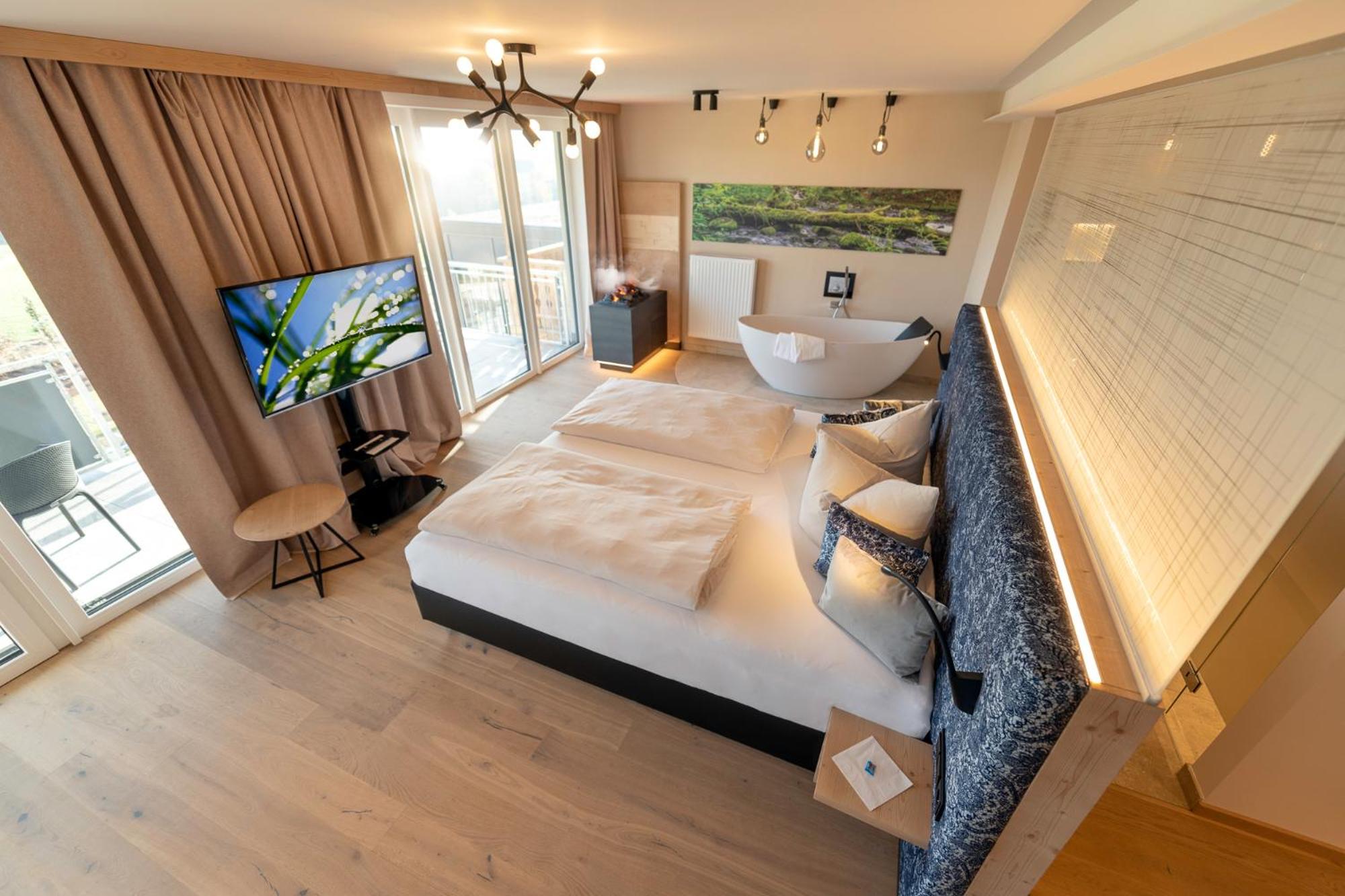Deluxe Double Room with Balcony photo 3