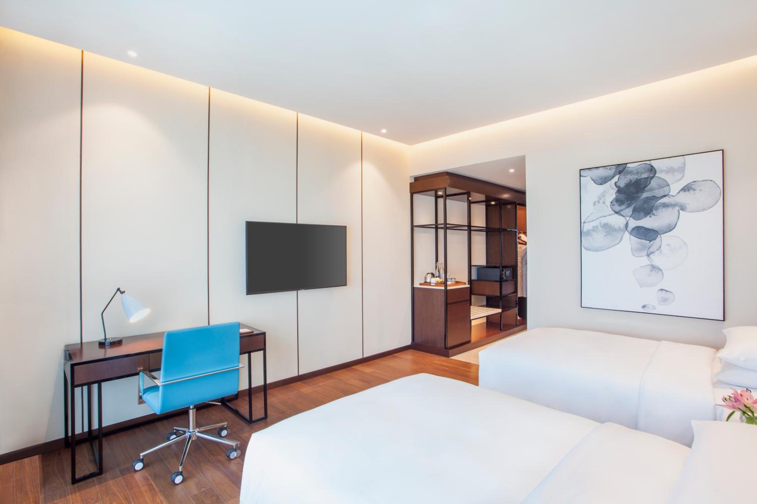 Twin Room with Pool View - Photo 1