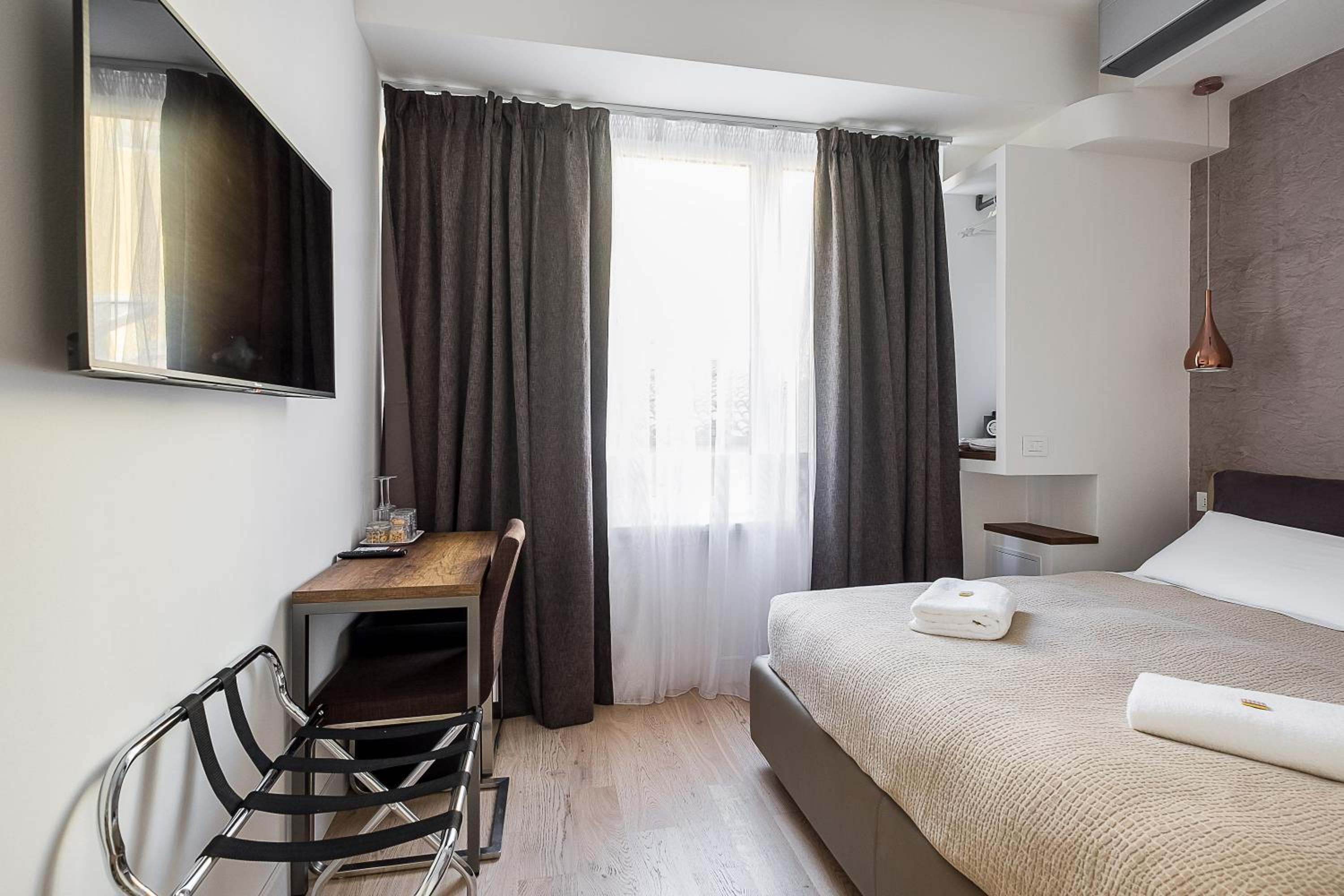 Small Double Room - Photo 12