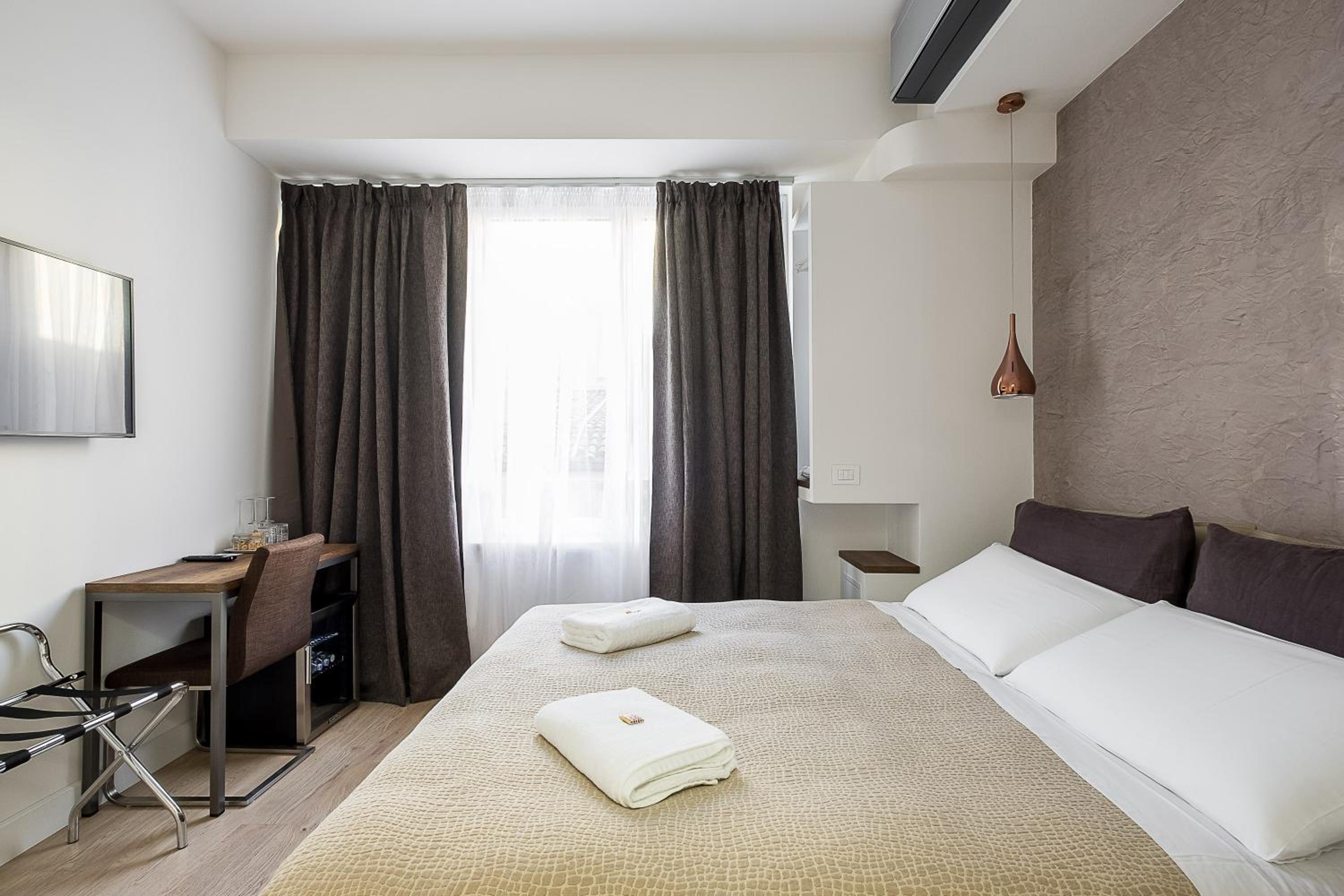 Small Double Room - Photo 13