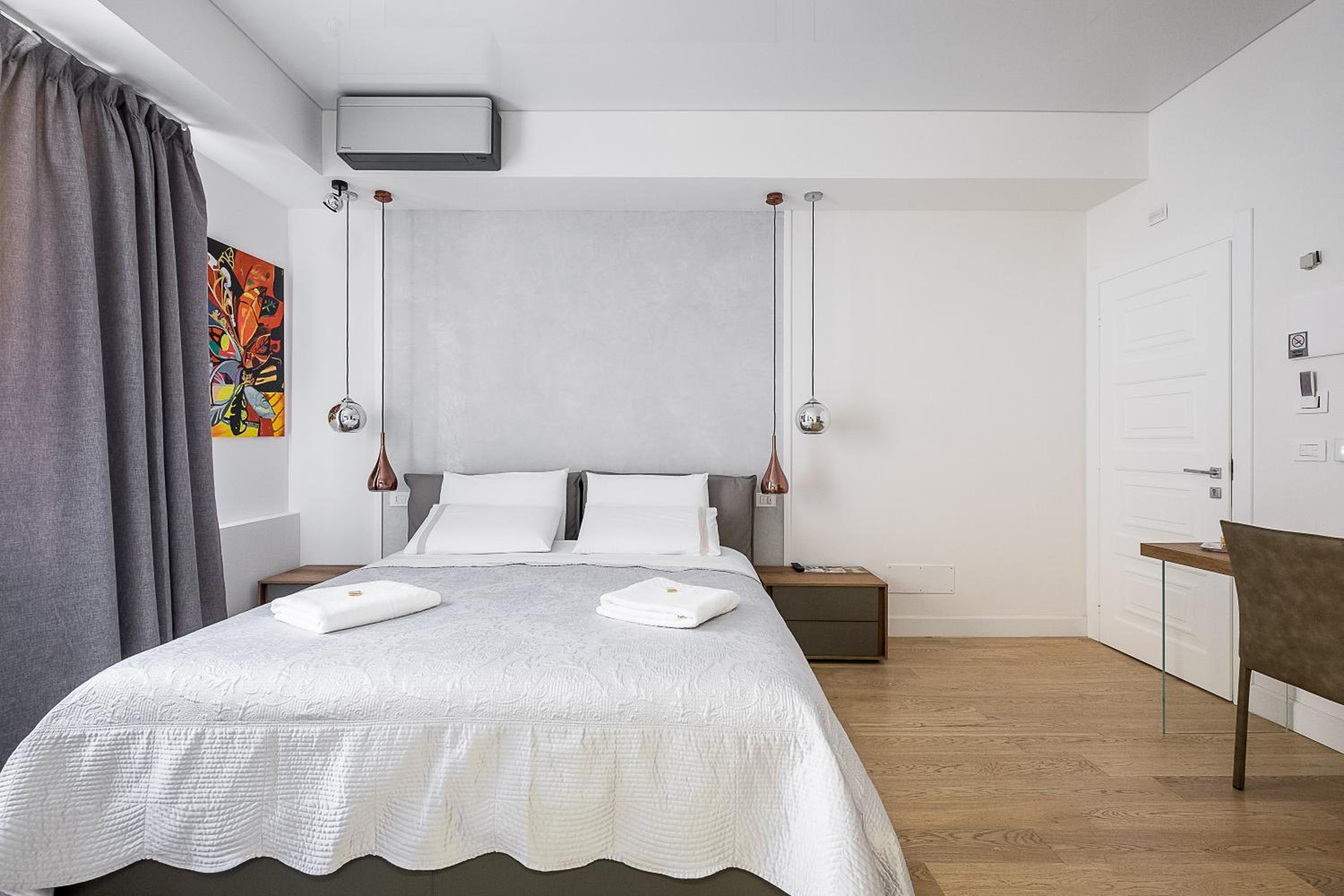 Deluxe King Room - Photo 32