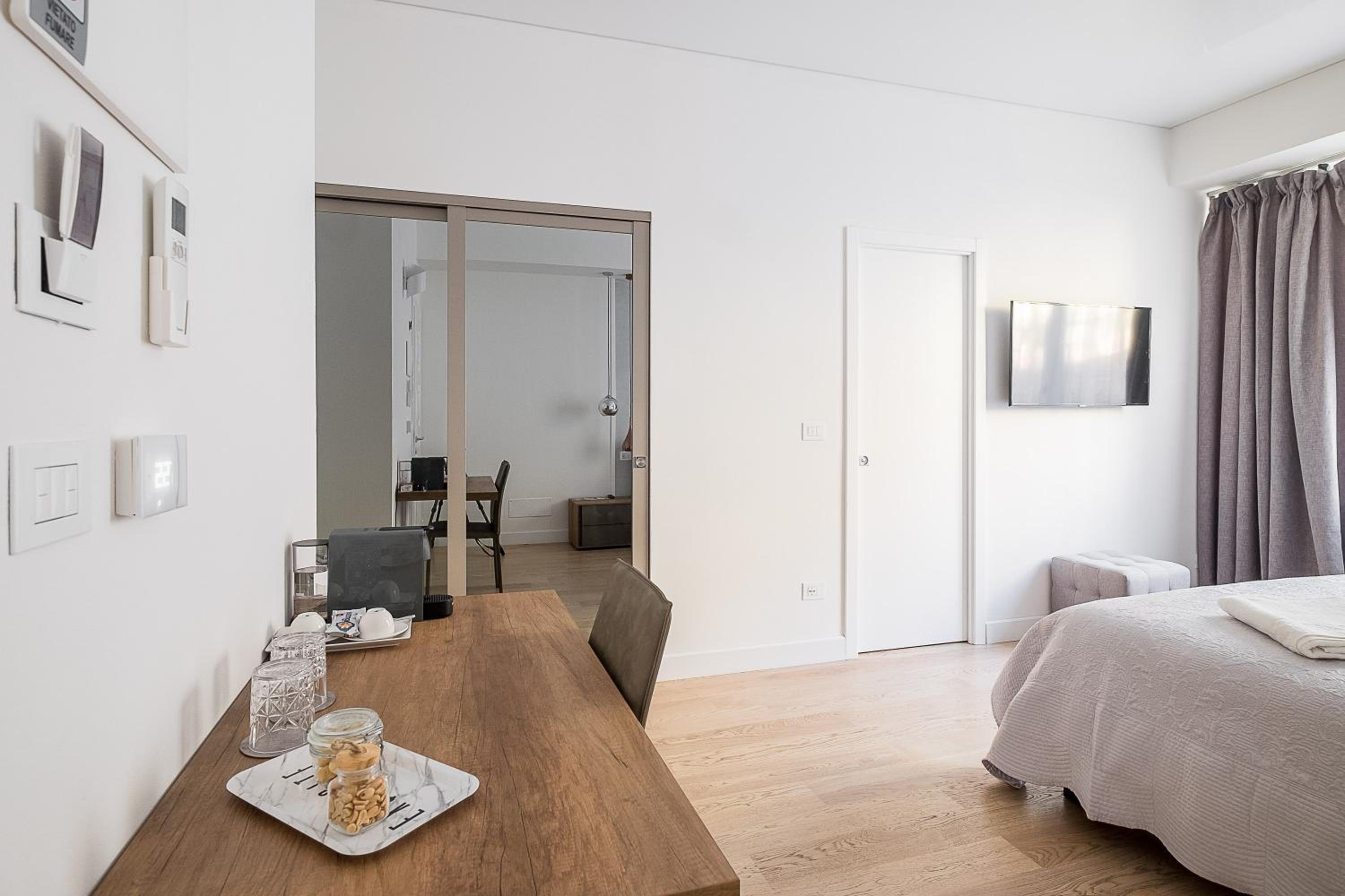 Deluxe King Room - Photo 2