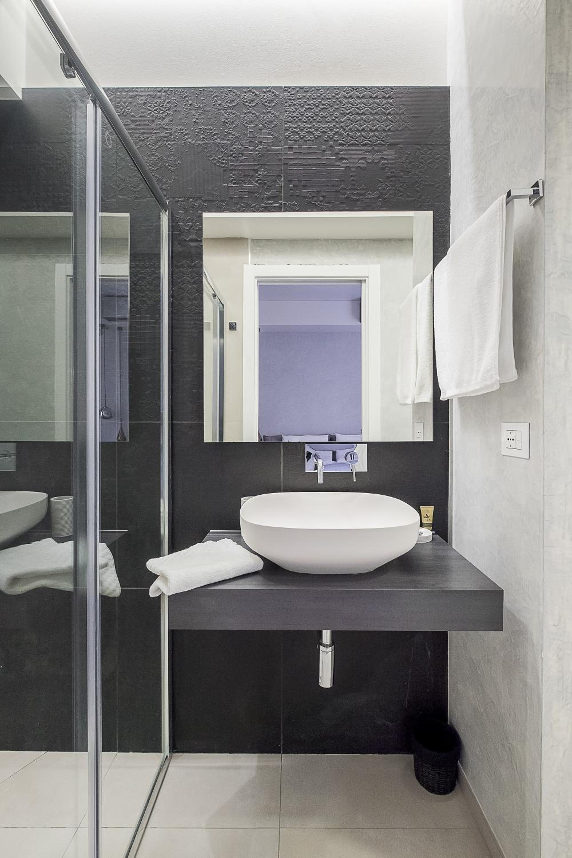 Deluxe King Room - Photo 23