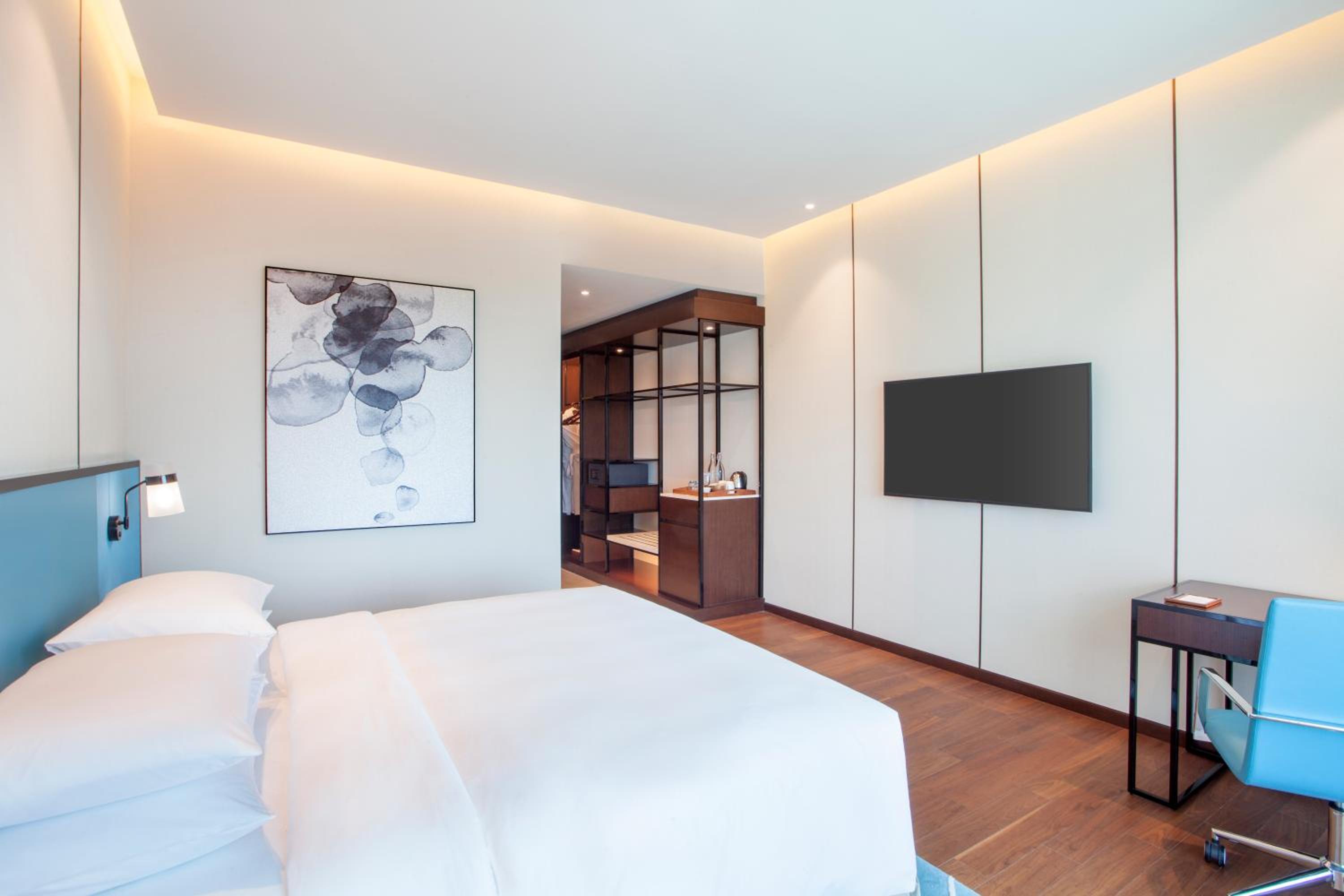 King Room with Pool View - Photo 2
