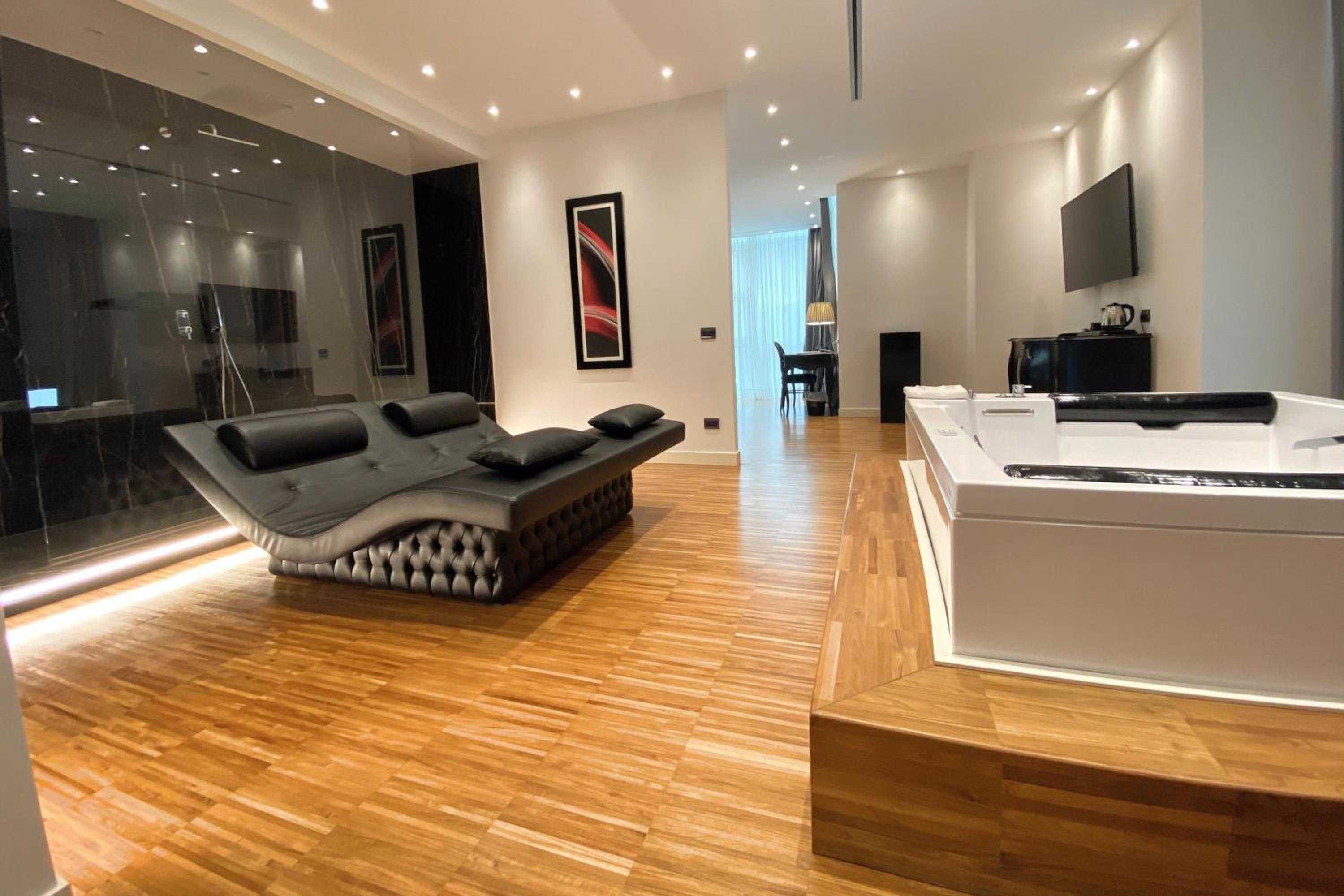 Deluxe Queen Room - Photo 7